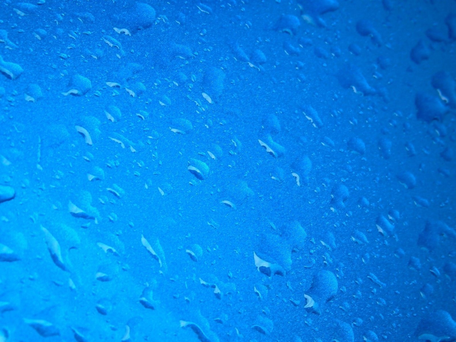 Капли голубая вода. Синие капли дождя.