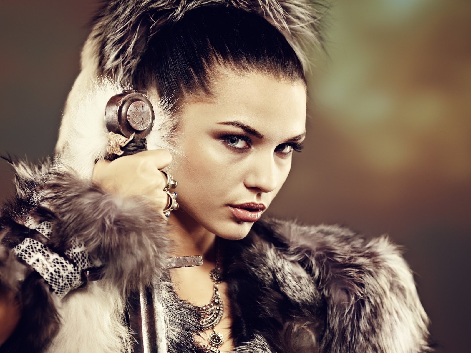 Обои девушка, брюнетка, меч, взгляд, кольца, макияж, мех, girl, brunette, sword, look, ring, makeup, fur разрешение 2875x1800 Загрузить