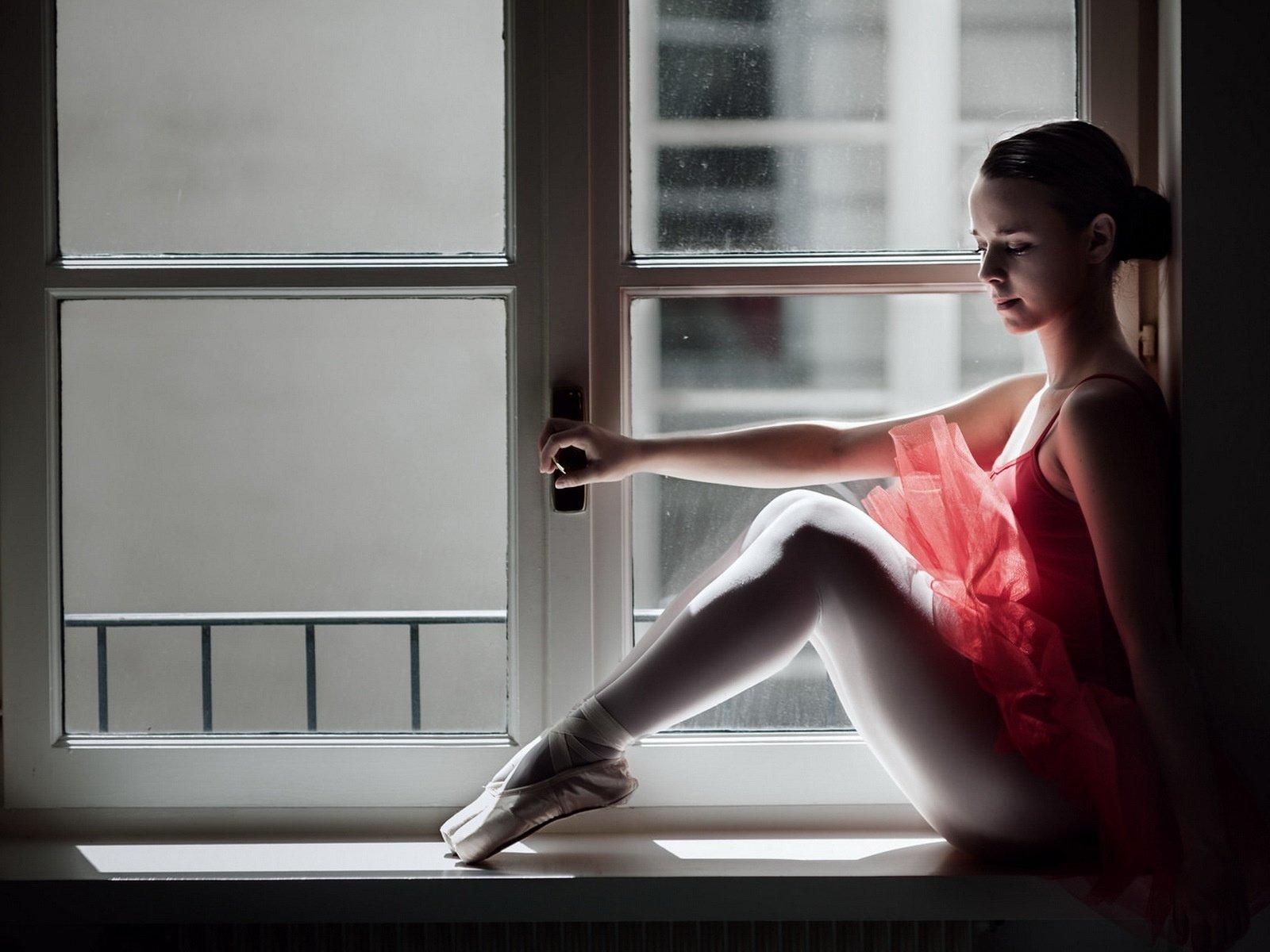 Обои девушка, ножки, окно, подоконник, балерина, пуанты, tiffany vigne-massot, модел, girl, legs, window, sill, ballerina, pointe shoes, model разрешение 1920x1200 Загрузить