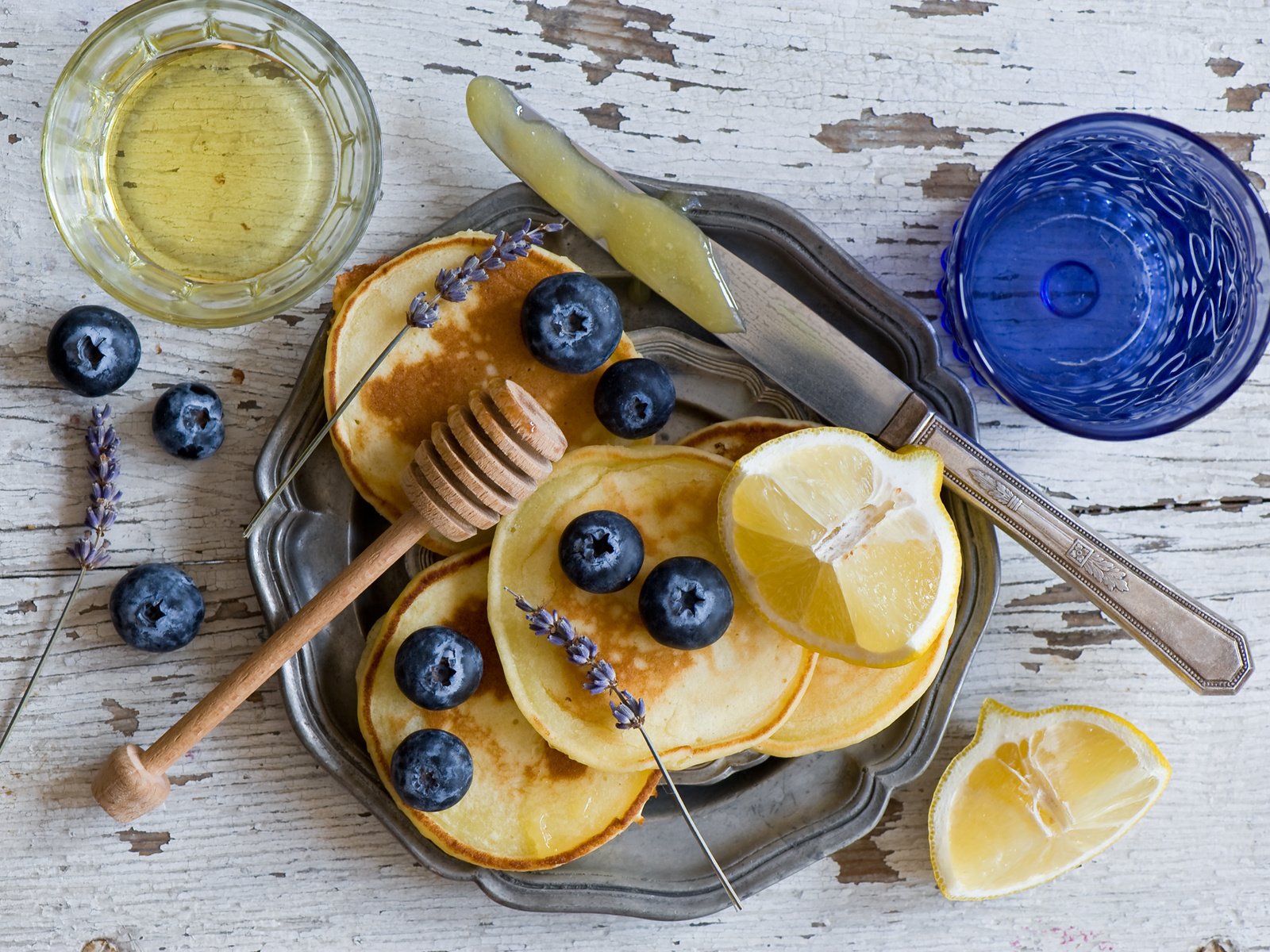 Обои лаванда, лимон, ягоды, черника, стаканы, нож, оладьи, anna verdina, lavender, lemon, berries, blueberries, glasses, knife, pancakes разрешение 2000x1390 Загрузить