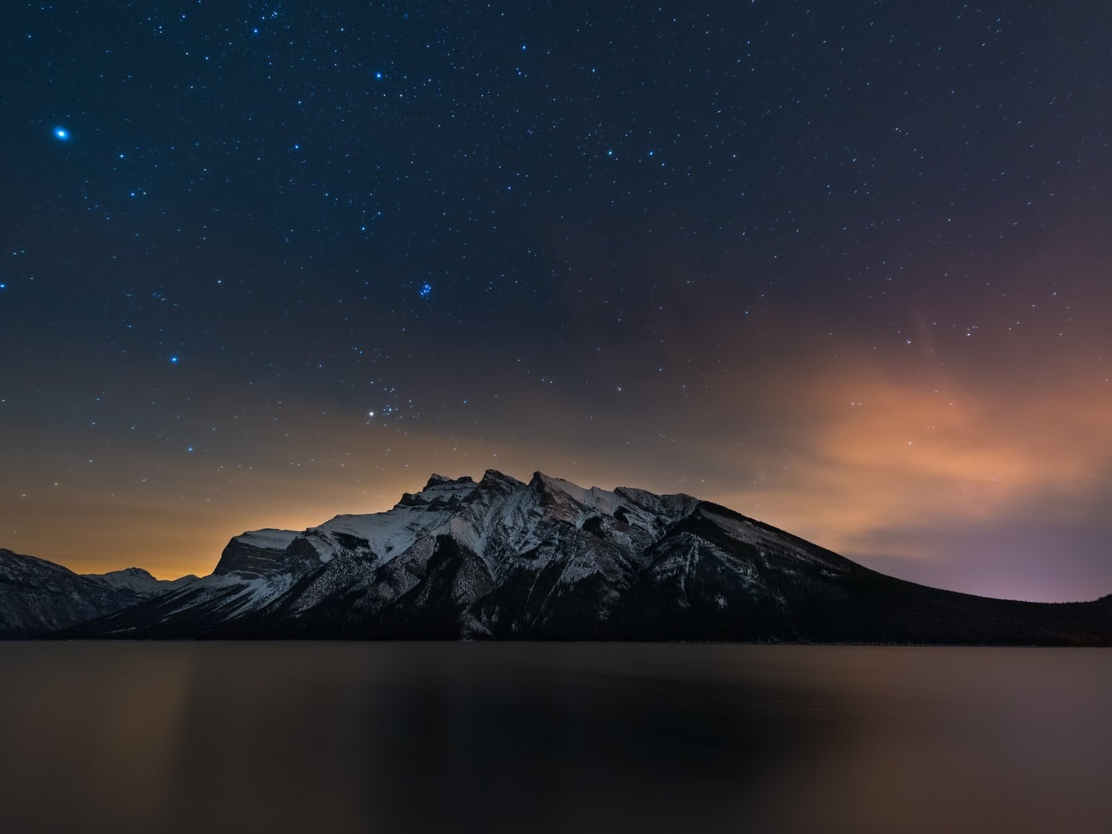 Обои небо, свет, озеро, горы, отражение, звезды, зеркало, the sky, light, lake, mountains, reflection, stars, mirror разрешение 2048x1314 Загрузить