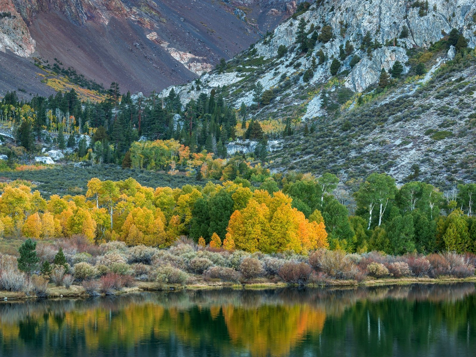 Обои деревья, озеро, горы, камни, осень, trees, lake, mountains, stones, autumn разрешение 2048x1314 Загрузить