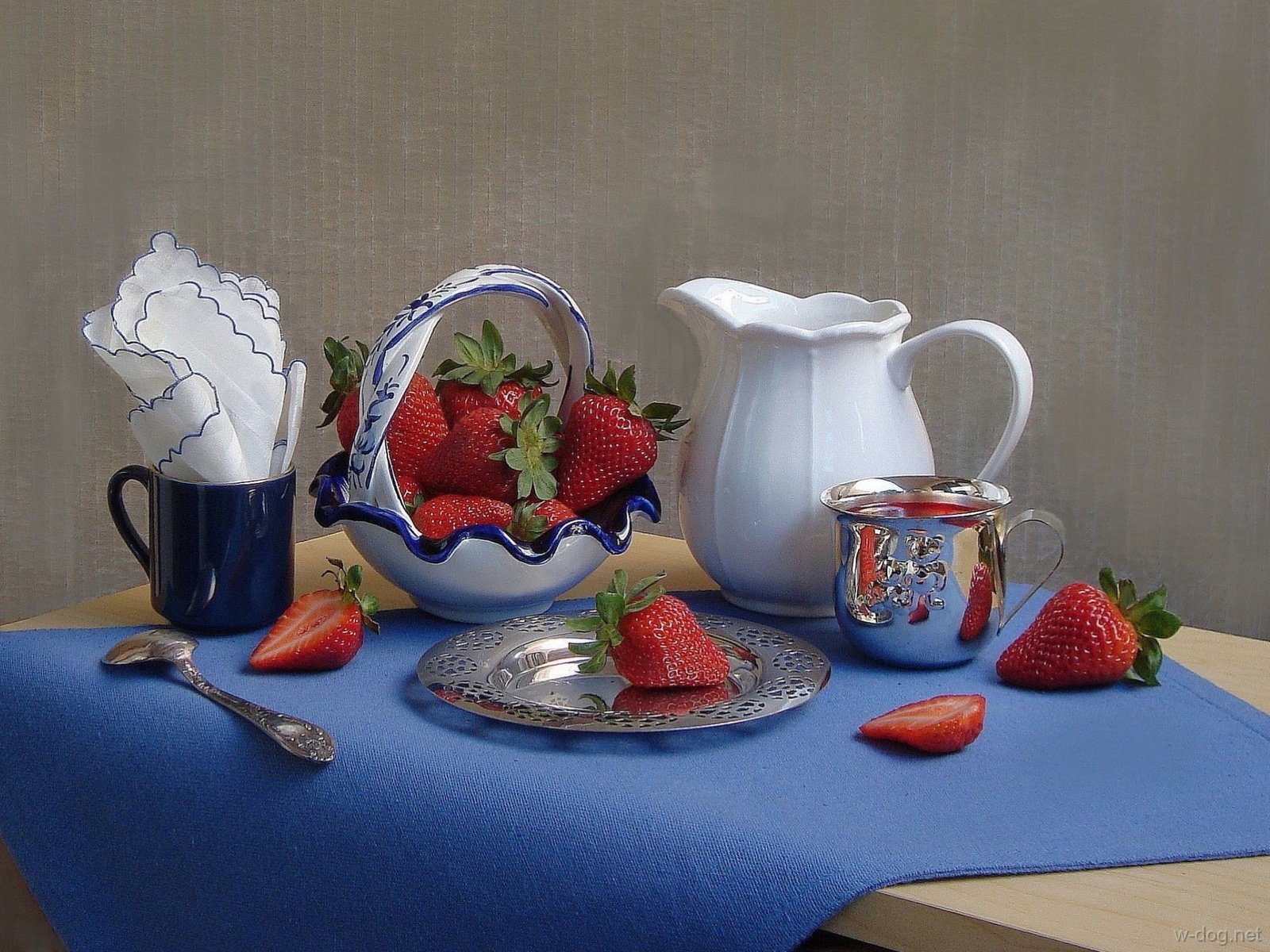 Обои клубника, кружка, ягоды, кувшин, натюрморт, вазочка, салфетки, strawberry, mug, berries, pitcher, still life, vase, swipe разрешение 1920x1425 Загрузить