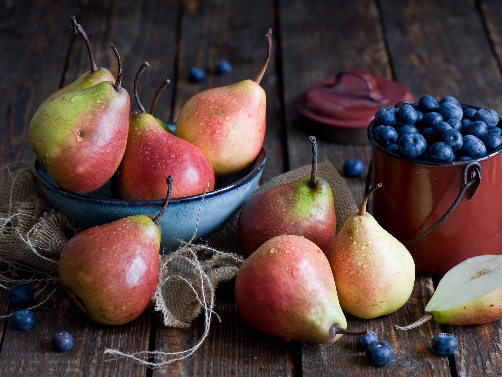 Обои фрукты, ягоды, черника, посуда, натюрморт, груши, anna verdina, fruit, berries, blueberries, dishes, still life, pear разрешение 2000x1259 Загрузить