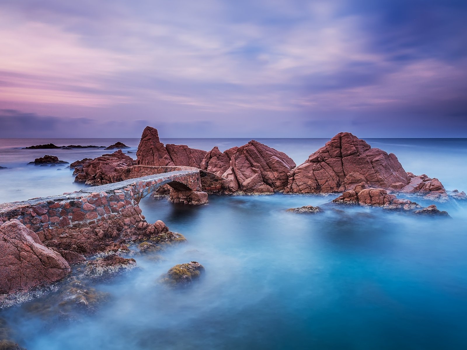 Обои небо, облака, скалы, камни, море, мост, the sky, clouds, rocks, stones, sea, bridge разрешение 2048x1365 Загрузить