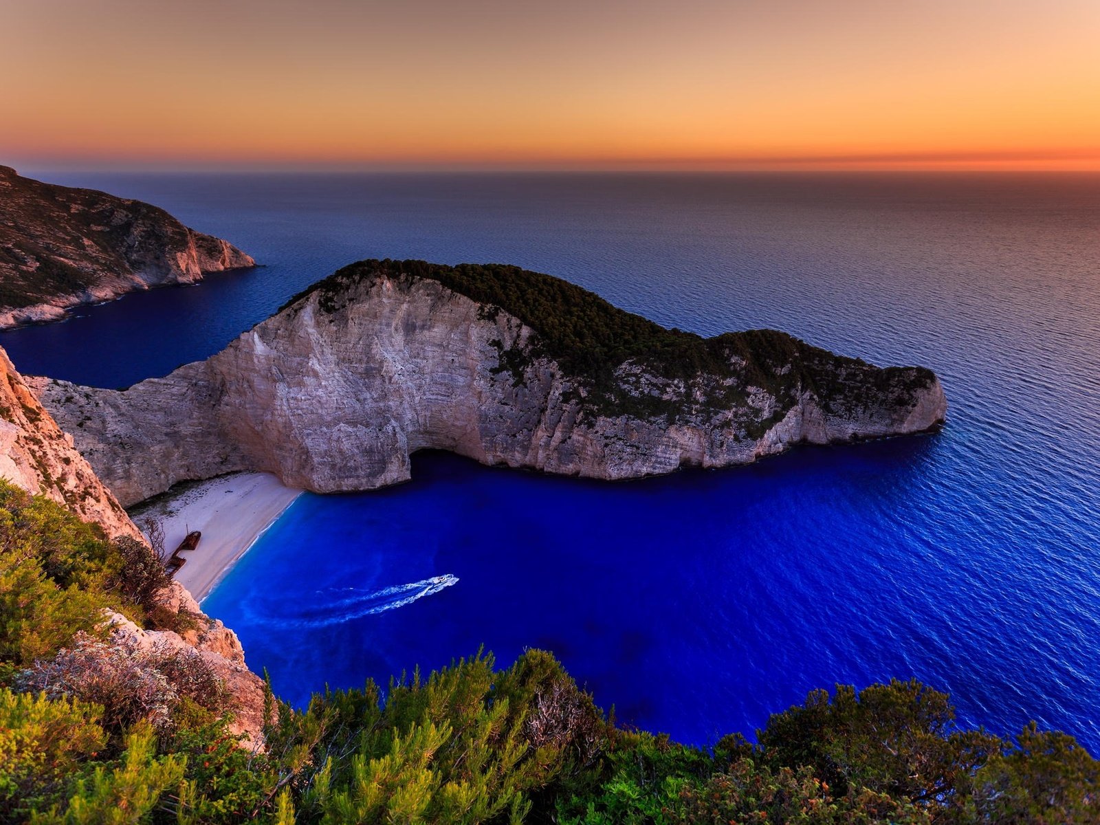 Обои скалы, море, пляж, остров, греция, ionian islands, navagio, rocks, sea, beach, island, greece разрешение 2048x1365 Загрузить