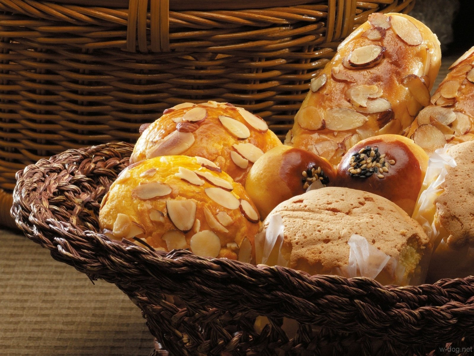 Обои орехи, стол, хлеб, корзина, выпечка, булочки, миндаль, сдоба, nuts, table, bread, basket, cakes, buns, almonds, muffin разрешение 1920x1414 Загрузить