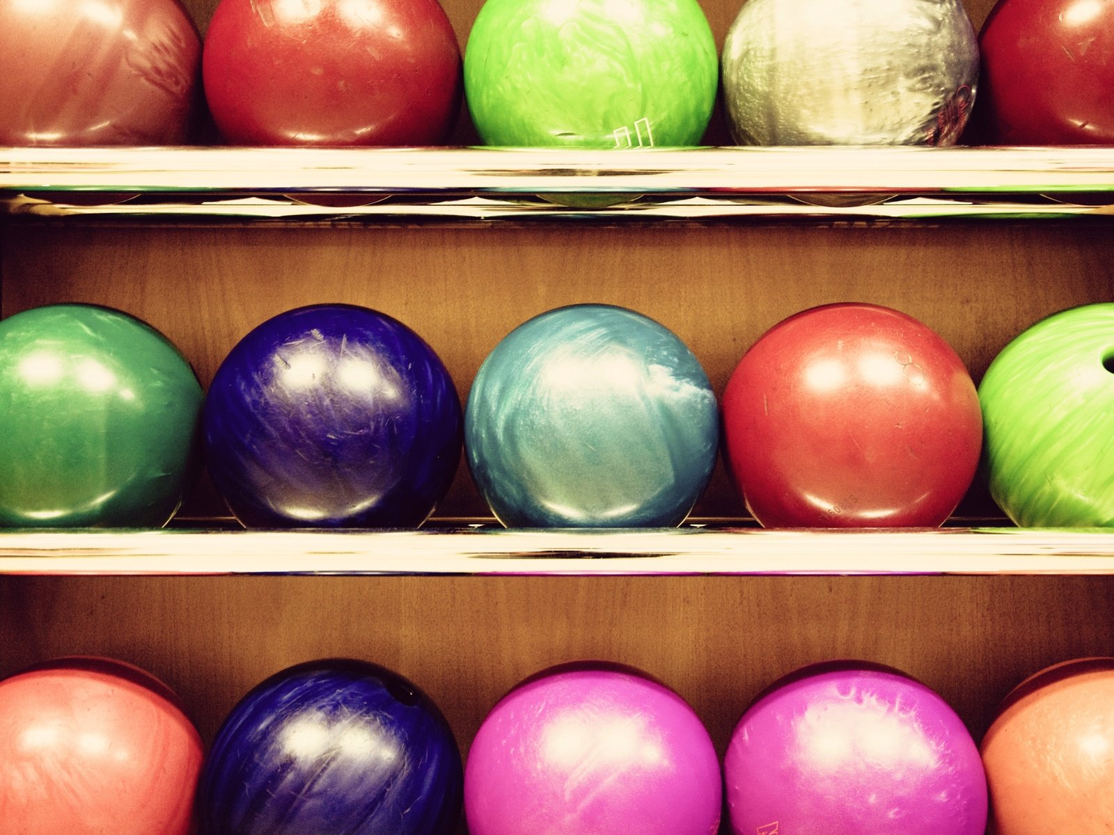 Обои шары, цвет, боулинг, полки, markus spiske, balls, color, bowling, shelves разрешение 4332x2860 Загрузить