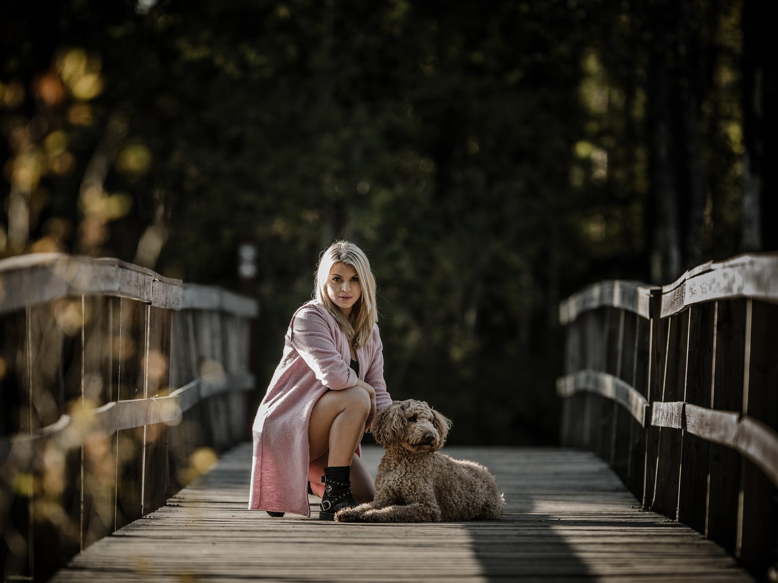 Обои девушка, настроение, блондинка, мост, собака, girl, mood, blonde, bridge, dog разрешение 4497x2821 Загрузить