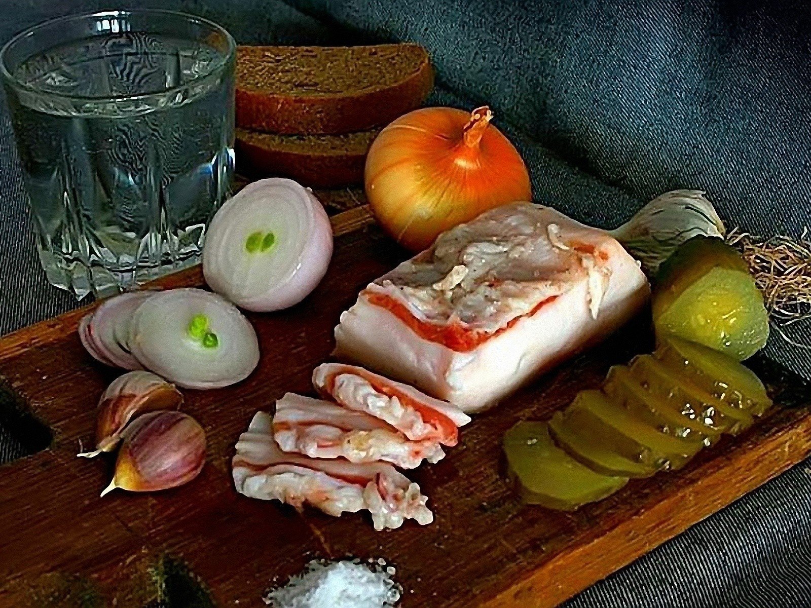 Обои лук, хлеб, водка, чеснок, огурцы, сало, bow, bread, vodka, garlic, cucumbers, fat разрешение 1920x1200 Загрузить