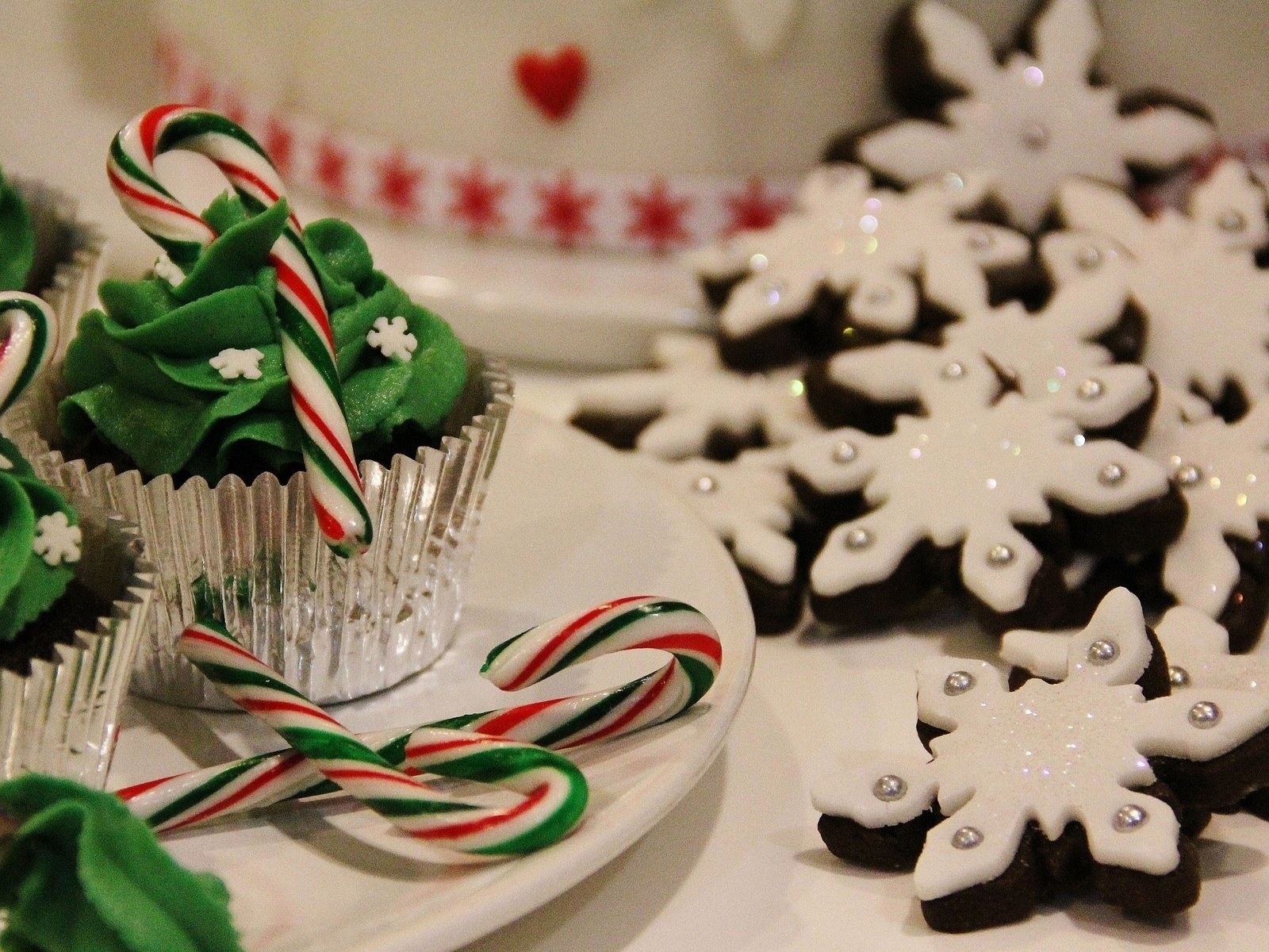 Обои новый год, конфеты, праздник, печенье, кексы, маффины, угощения, new year, candy, holiday, cookies, cupcakes, muffins, treats разрешение 2042x1413 Загрузить