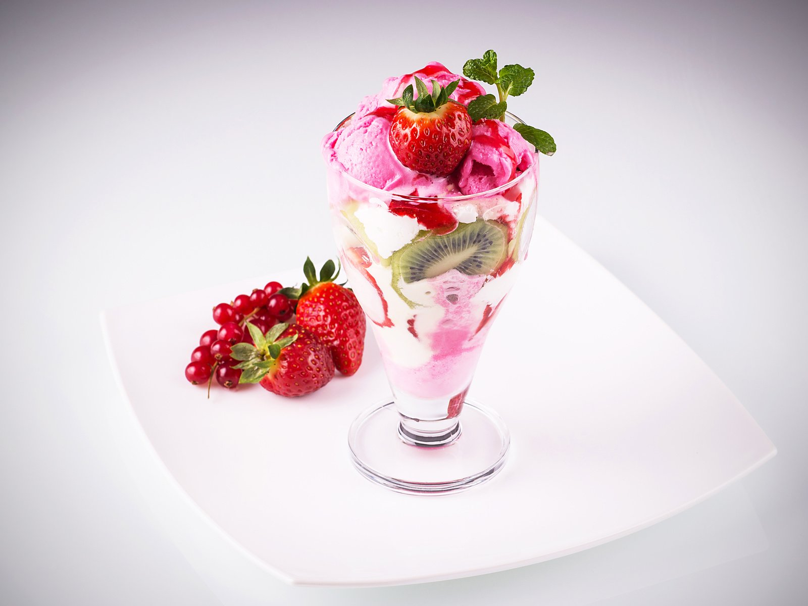 Обои мороженое, клубника, ягоды, киви, сладкое, десерт, смородина, ice cream, strawberry, berries, kiwi, sweet, dessert, currants разрешение 4500x3004 Загрузить