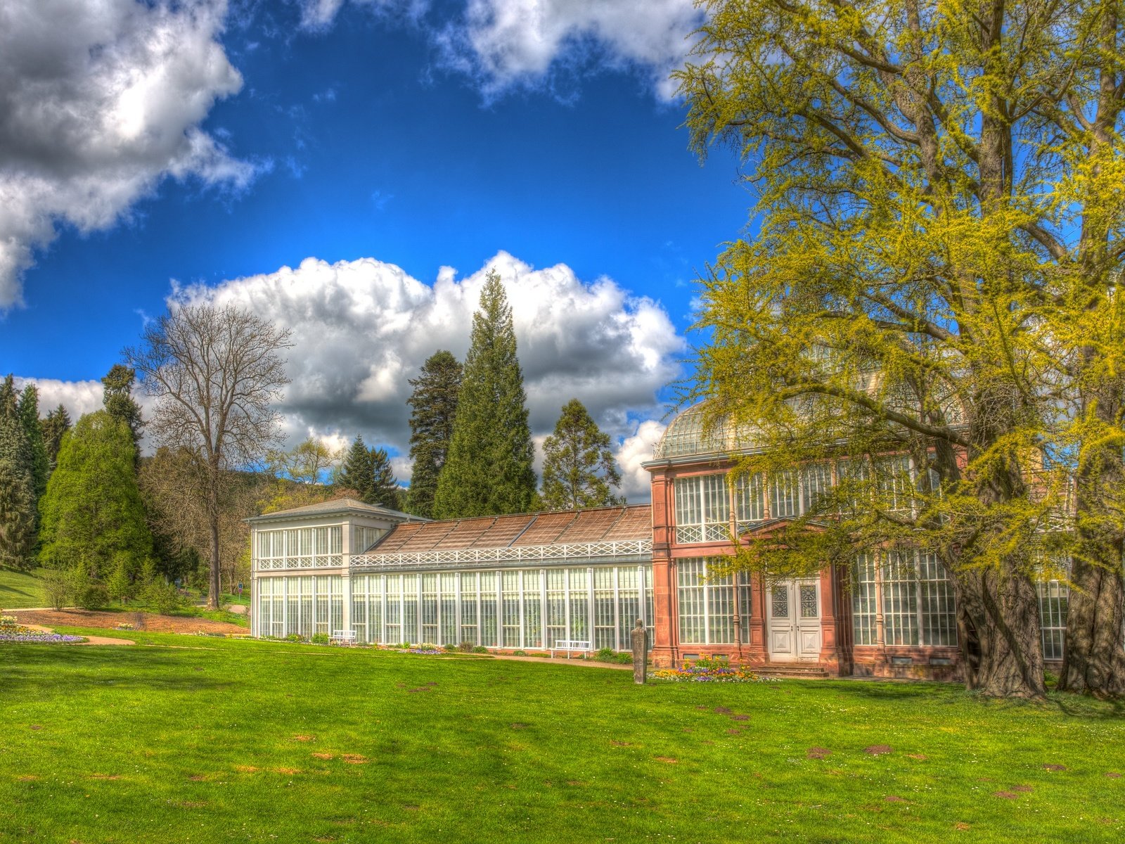 Обои небо, облака, деревья, здание, schlosspark wilhelmshohe, the sky, clouds, trees, the building разрешение 2880x1921 Загрузить