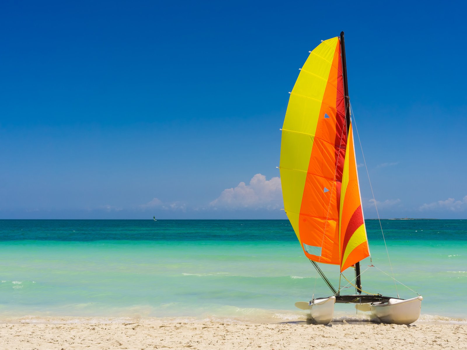 Обои небо, берег, море, песок, пляж, парусник, яхта, the sky, shore, sea, sand, beach, sailboat, yacht разрешение 3840x2400 Загрузить