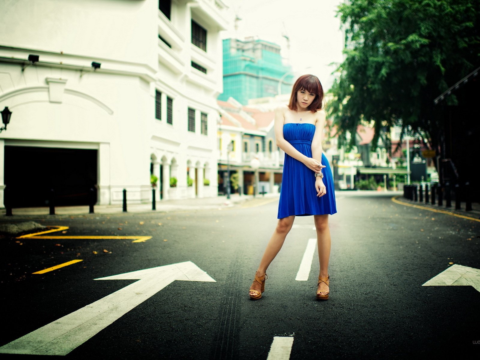Обои девушка, поза, взгляд, улица, лицо, азиатка, pinkiee hwang, синие платье, girl, pose, look, street, face, asian, blue dress разрешение 1920x1200 Загрузить