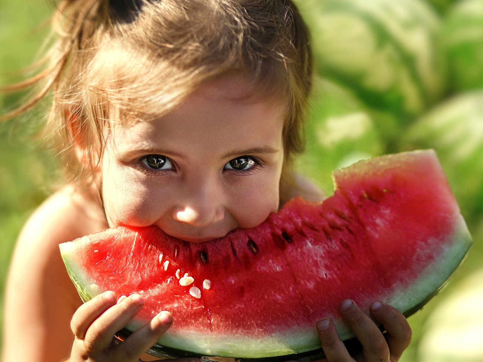 Обои глаза, девочка, арбуз, кушает, eyes, girl, watermelon, eats разрешение 1920x1200 Загрузить