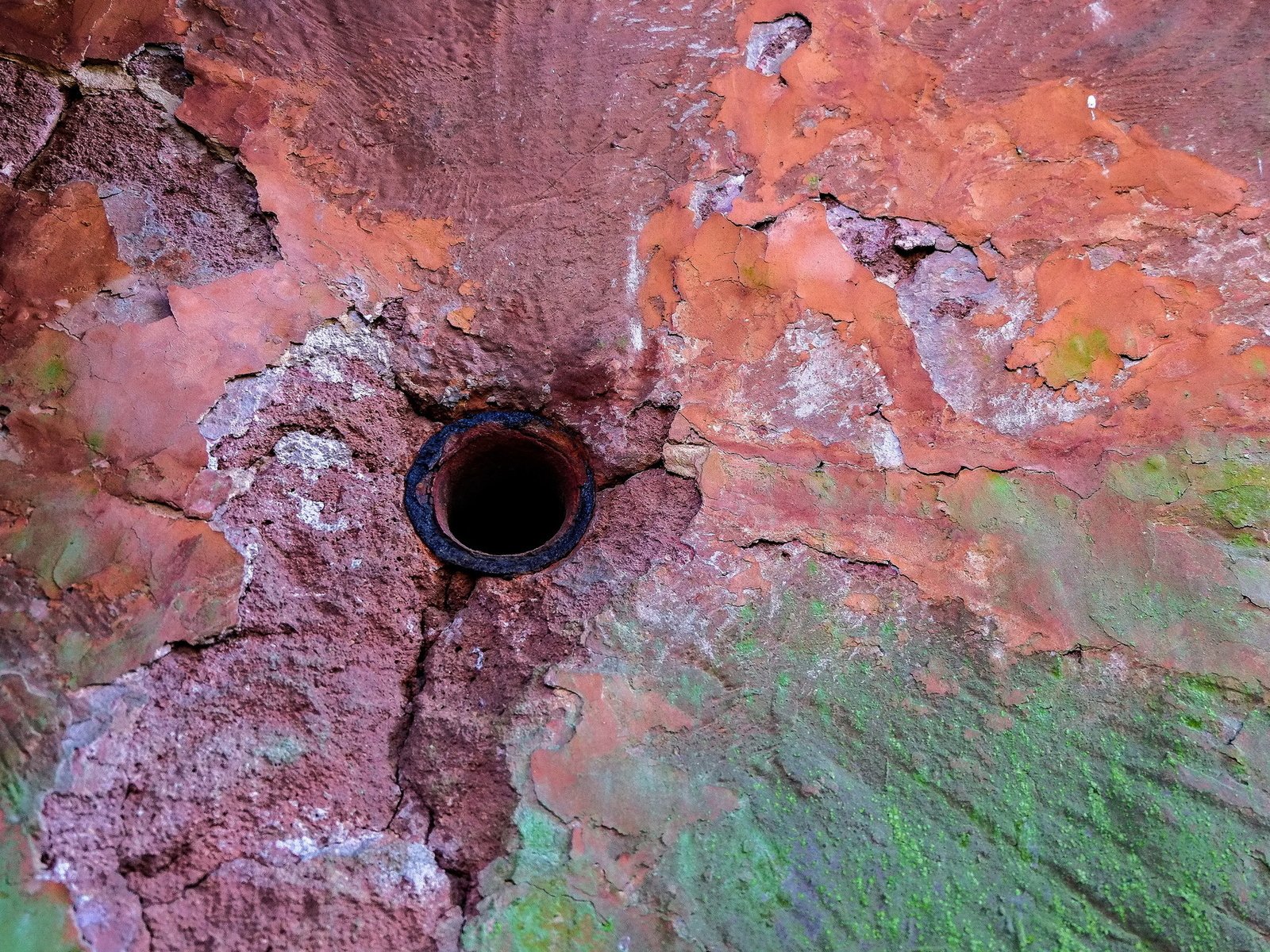 Обои стена, труба, ржавчина, отверстие, oxidation, crusty, облупившаяся краска, wall, pipe, rust, hole разрешение 1967x1282 Загрузить