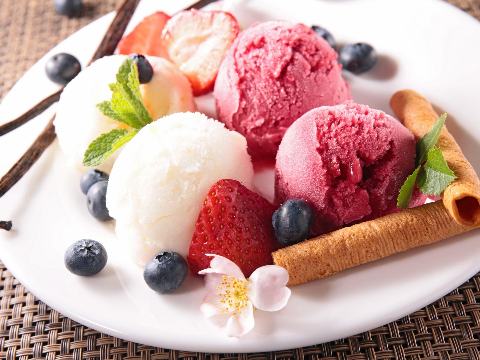 Обои мороженое, ягоды, сладкое, десерт, ice cream, berries, sweet, dessert разрешение 2880x1920 Загрузить