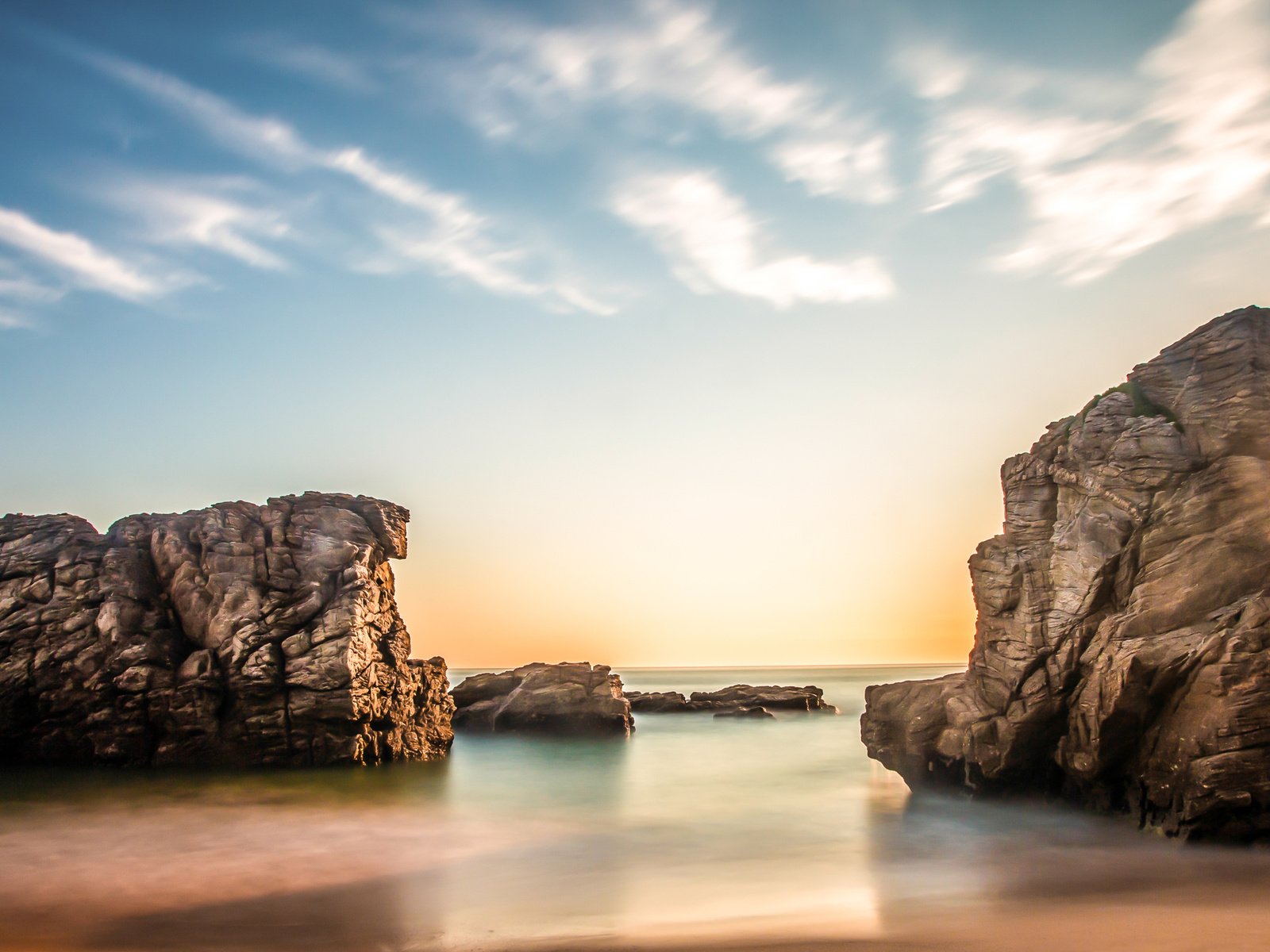 Обои небо, облака, скалы, восход, солнце, берег, море, утро, the sky, clouds, rocks, sunrise, the sun, shore, sea, morning разрешение 2560x1600 Загрузить