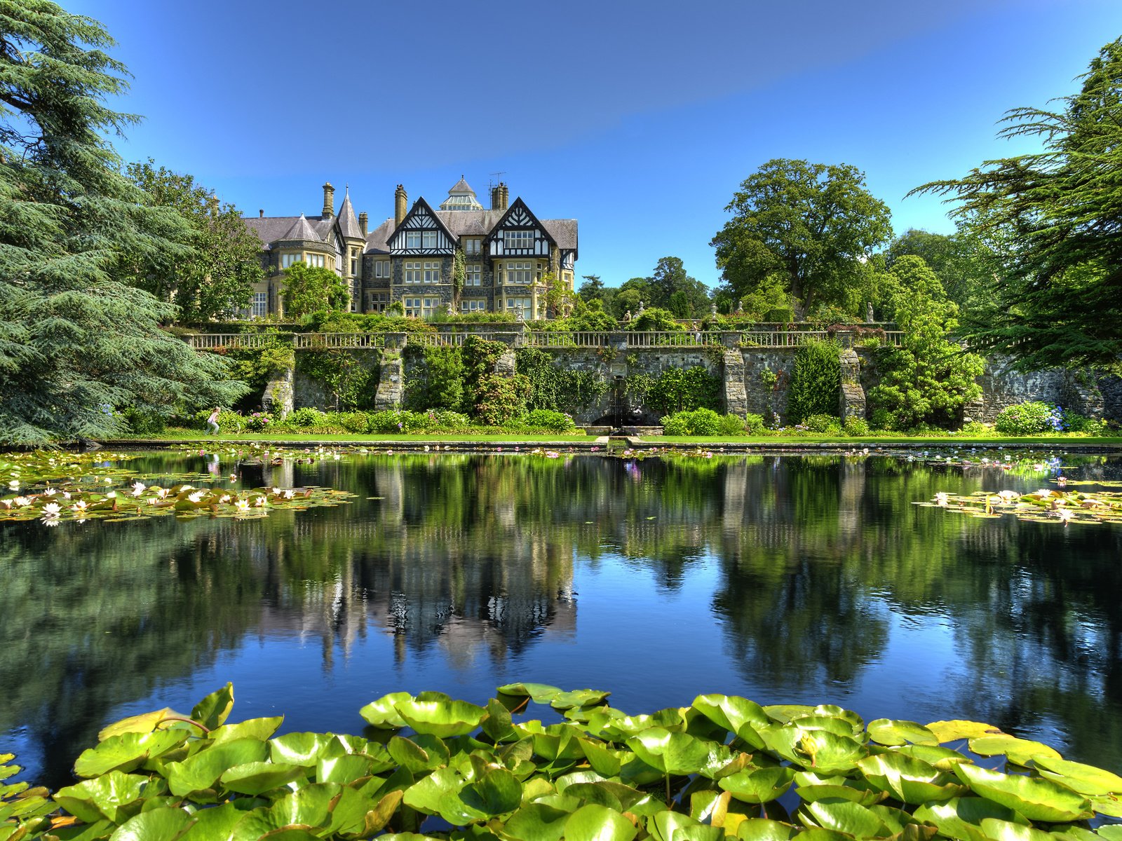 Обои деревья, пейзаж, парк, дом, пруд, great britain, bodnant gardens, trees, landscape, park, house, pond разрешение 3600x2400 Загрузить