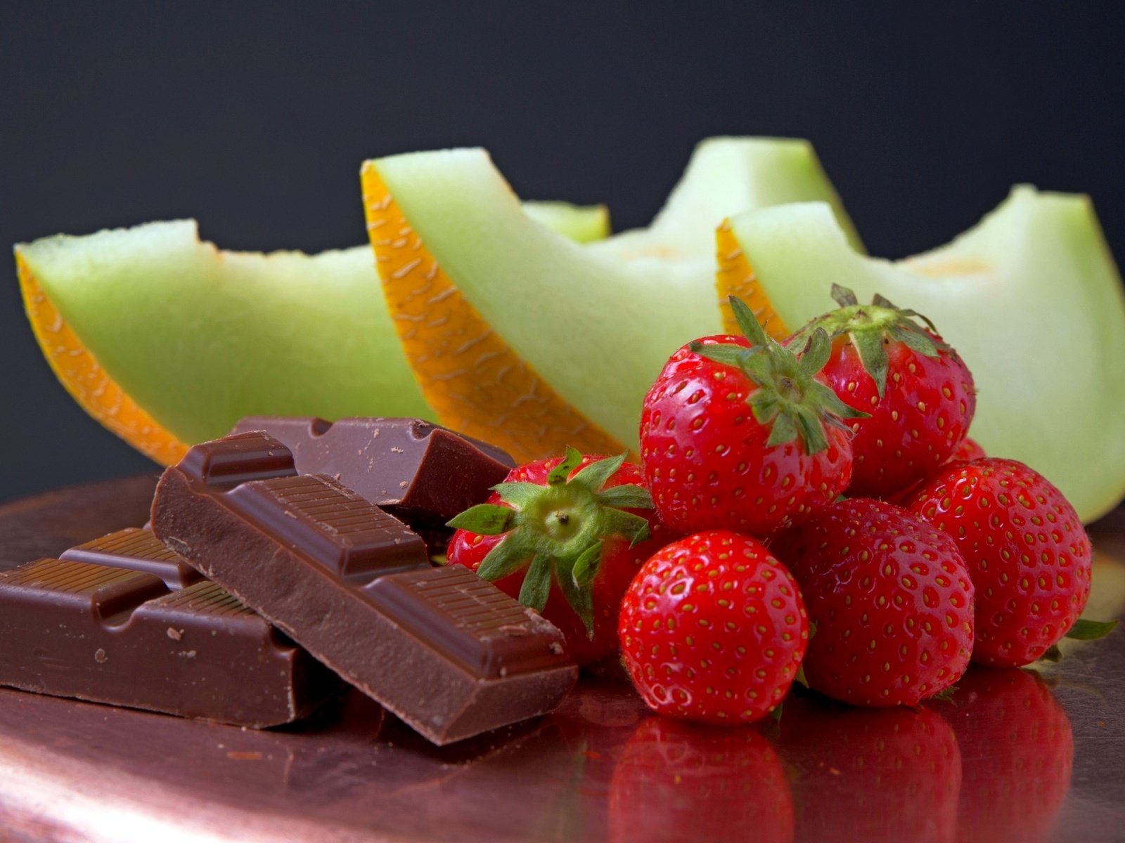 Обои клубника, шоколад, кусочки, дыня, strawberry, chocolate, pieces, melon разрешение 2400x1600 Загрузить