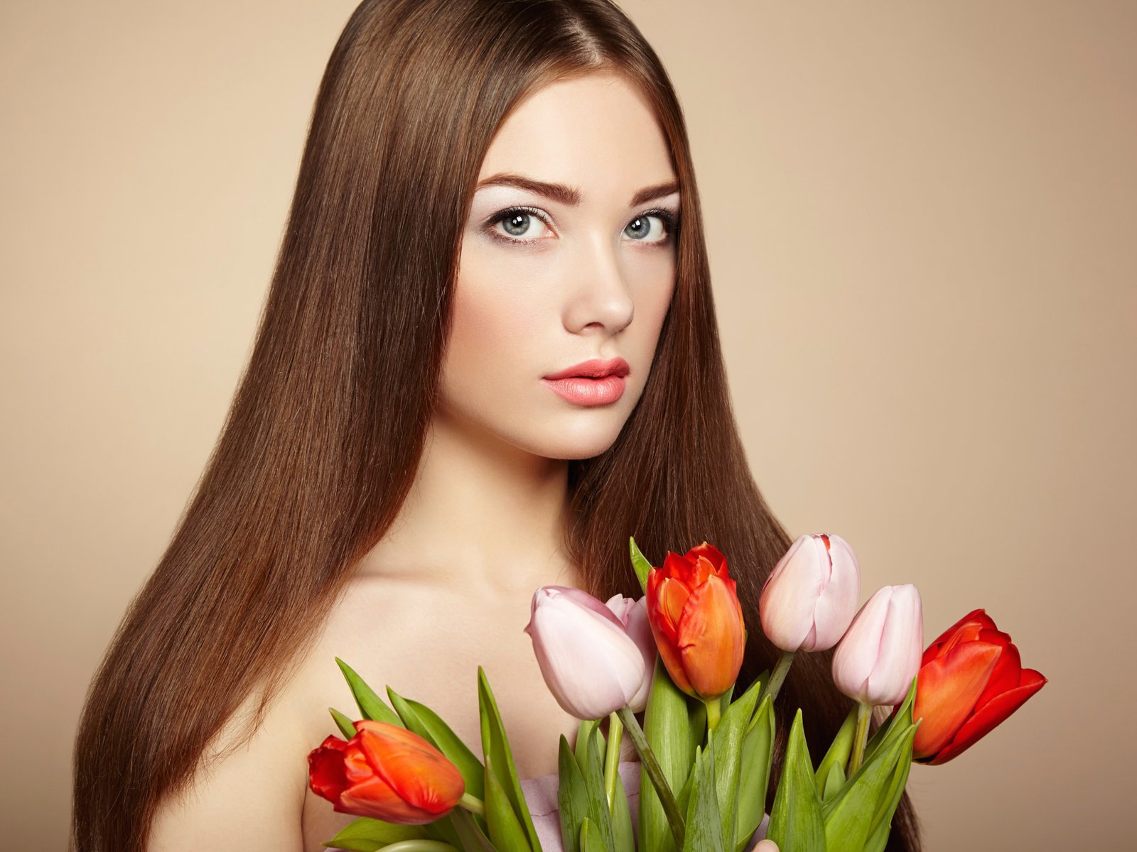 Обои девушка, портрет, взгляд, модель, тюльпаны, шатенка, l, girl, portrait, look, model, tulips, brown hair разрешение 2048x1536 Загрузить