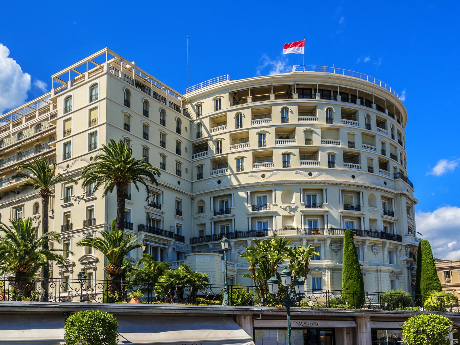 Обои пальмы, дом, флаг, здание, монако, монте-карло, palm trees, house, flag, the building, monaco, monte carlo разрешение 3600x2400 Загрузить