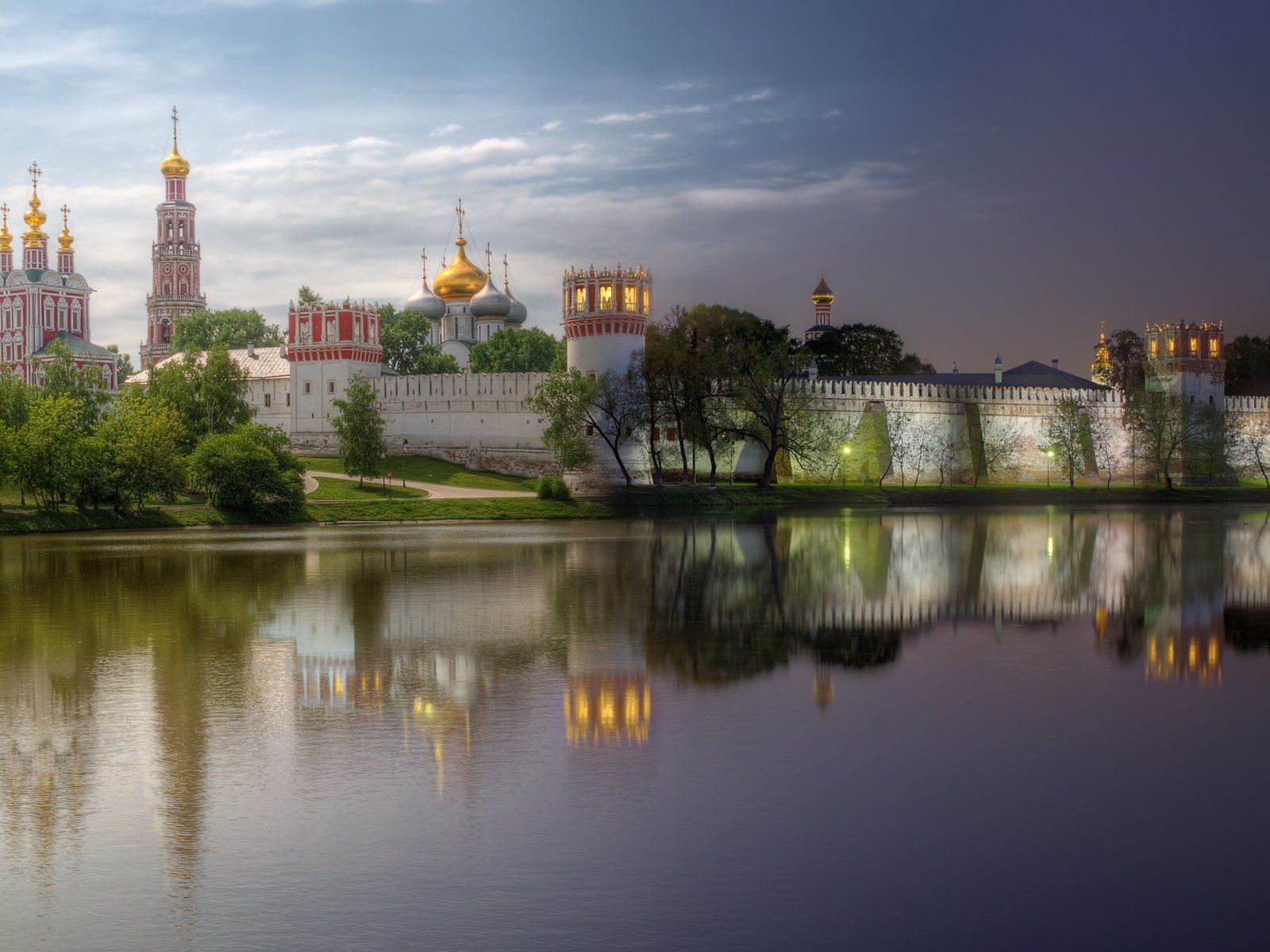 Обои вечер, москва, город, день, монастырь, новодевичий богородице-смоленский монастырь, the evening, moscow, the city, day, the monastery, novodevichy bogoroditse-smolensky monastery разрешение 1920x1200 Загрузить