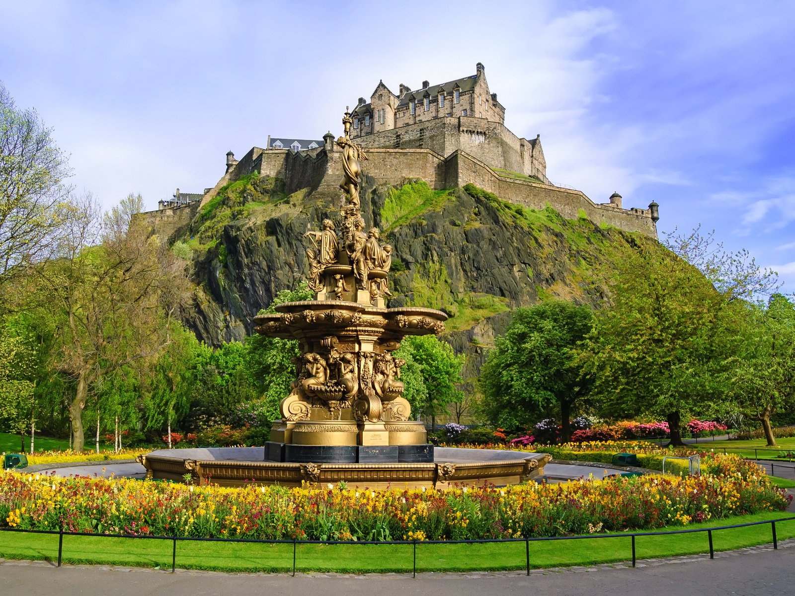 Обои замок, город, фонтан, шотландия, эдинбург, ross fountain, castle, the city, fountain, scotland, edinburgh разрешение 3600x2394 Загрузить