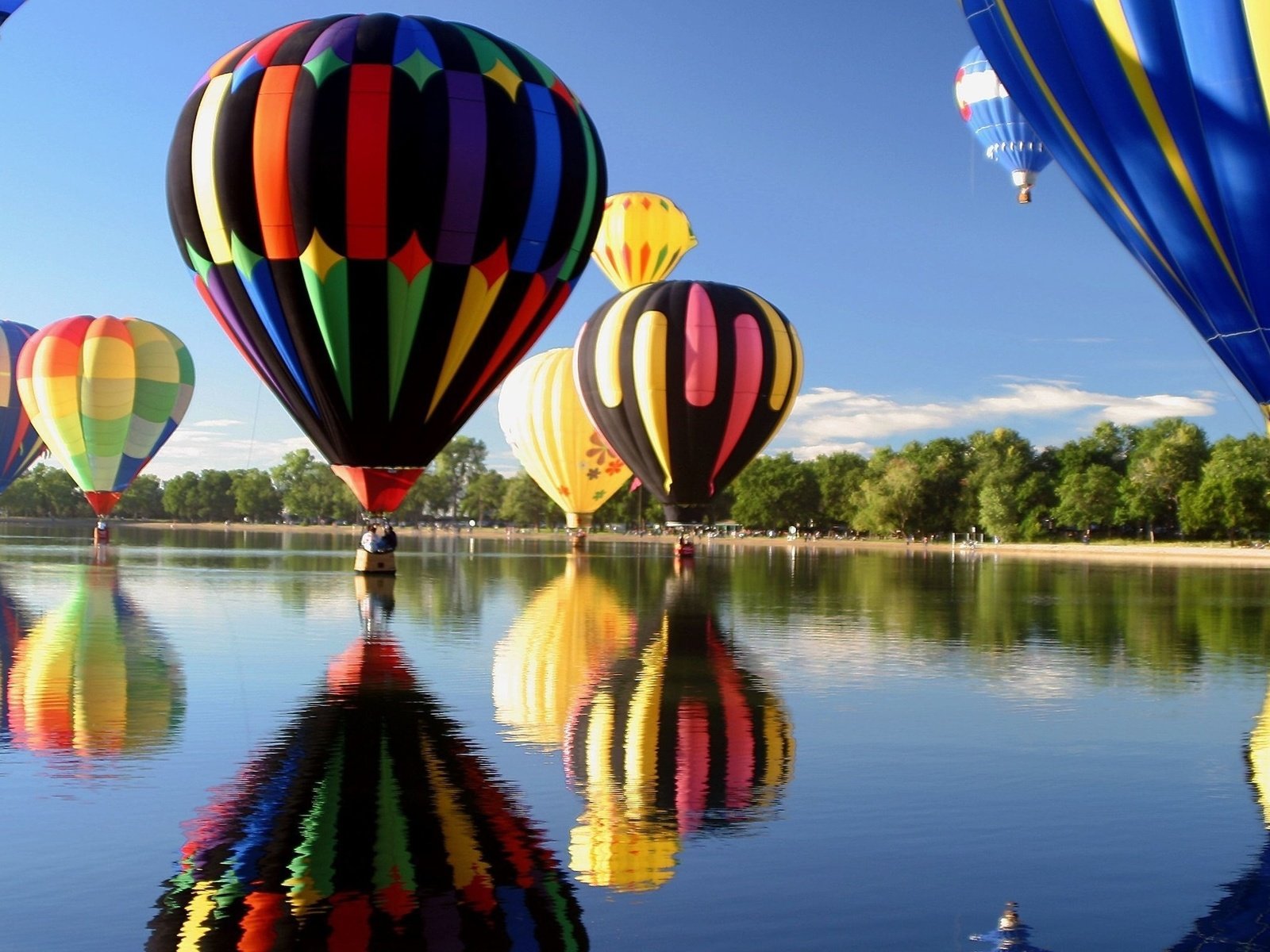 Обои небо, деревья, вода, озеро, воздушный шар, the sky, trees, water, lake, balloon разрешение 2560x1440 Загрузить