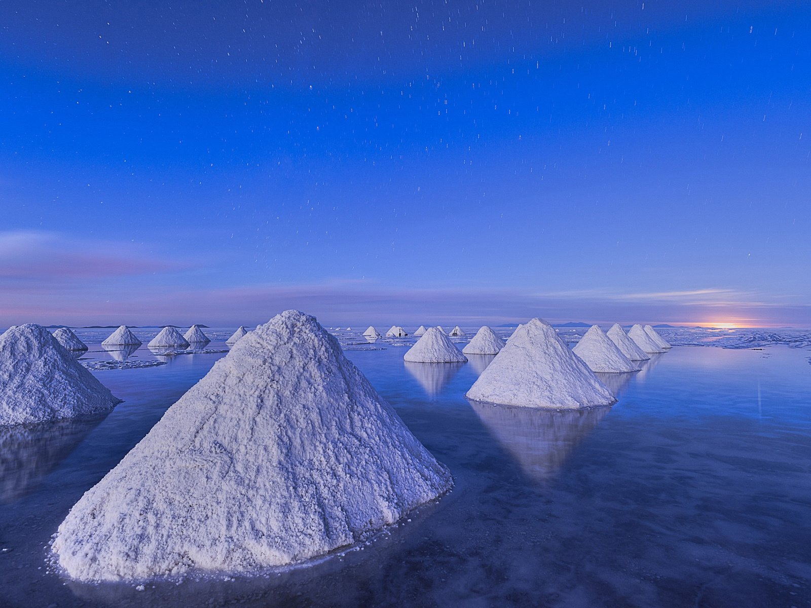 Обои голубое небо, сваи соли, мертвое море, blue sky, piles of salt, the dead sea разрешение 1920x1200 Загрузить