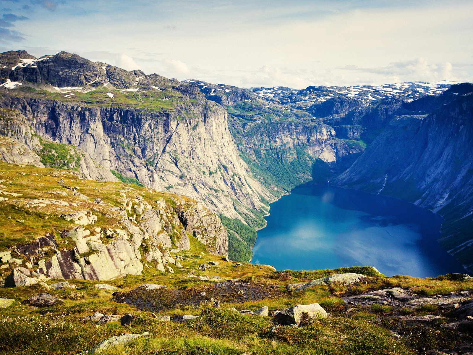 Обои озеро, горы, скалы, камни, ущелье, норвегия, лофотенские, lake, mountains, rocks, stones, gorge, norway, lofoten разрешение 4200x2800 Загрузить