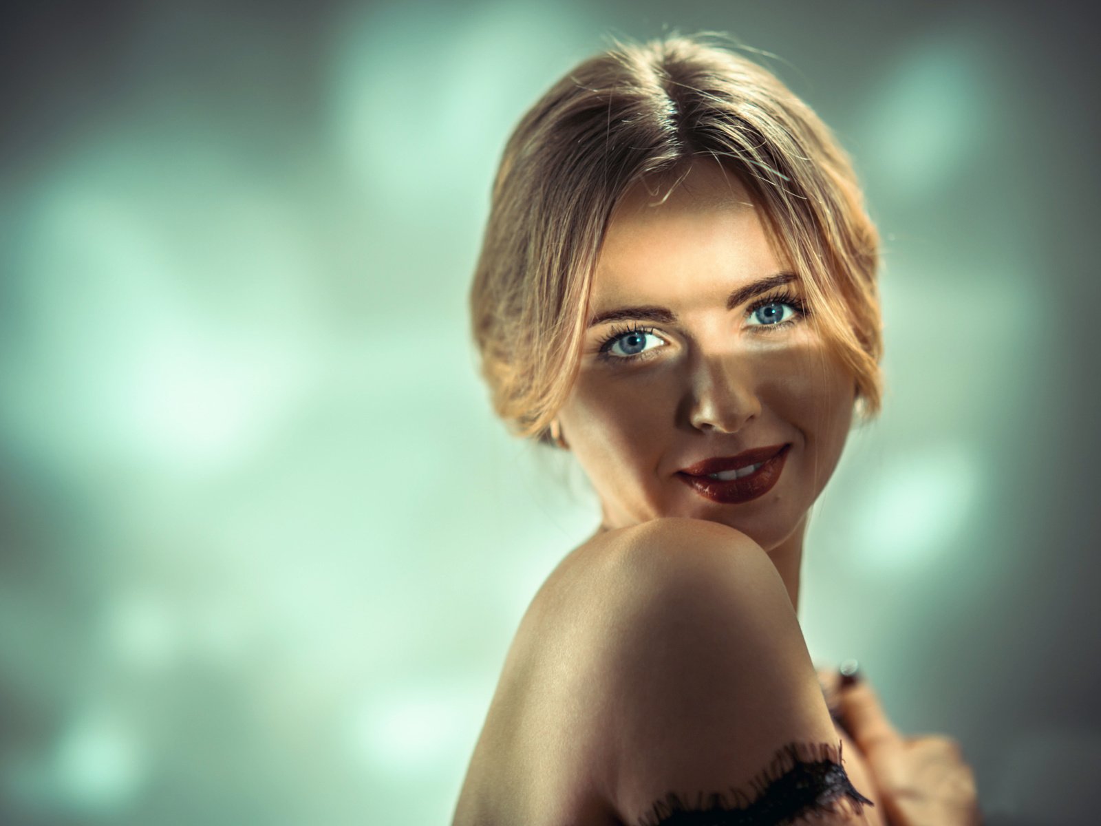 Обои девушка, настроение, блондинка, улыбка, макияж, girl, mood, blonde, smile, makeup разрешение 2048x1365 Загрузить