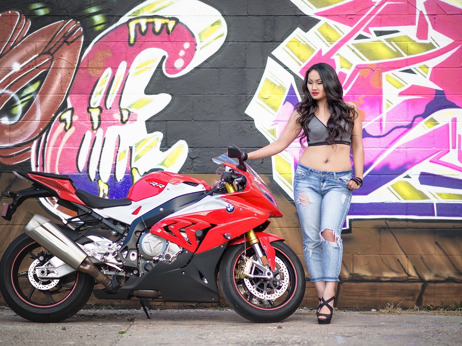 Обои девушка, фон, мотоцикл, girl, background, motorcycle разрешение 2047x1332 Загрузить