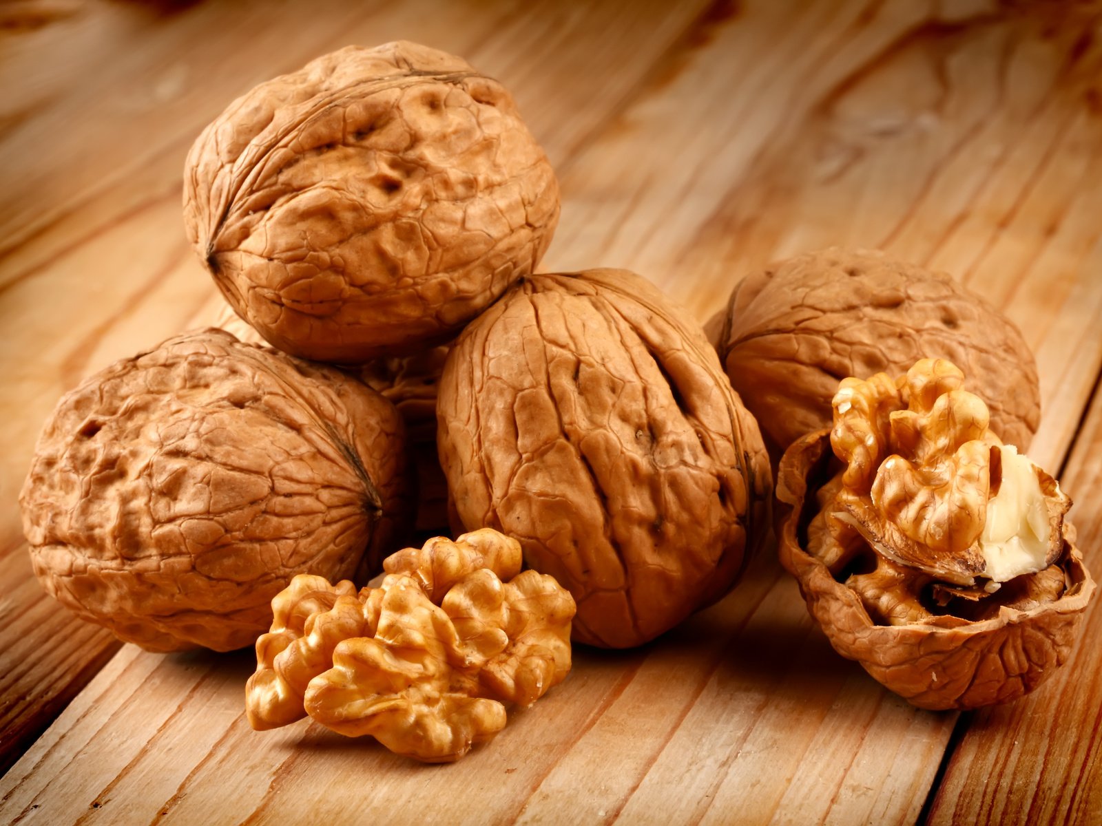 Обои орехи, ядро, скорлупа, грецкие, грецкие орехи, juglans regia, деревянная поверхность, nuts, -, shell, walnut, walnuts, wooden surface разрешение 3888x2592 Загрузить