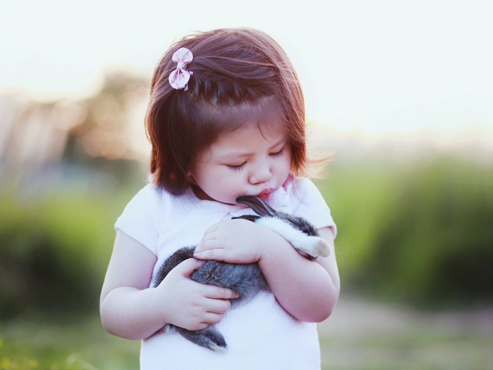 Обои девочка, кролик, дружба, друзья, girl, rabbit, friendship, friends разрешение 2829x1890 Загрузить