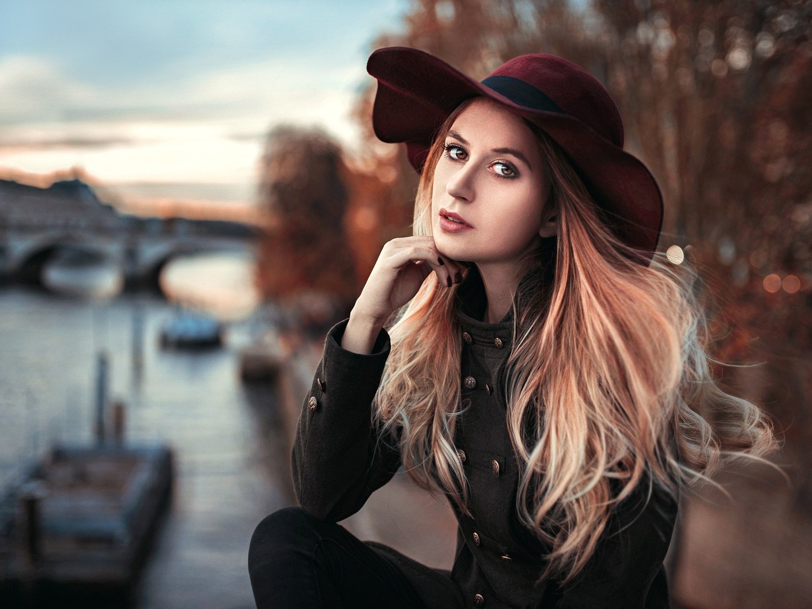 Обои девушка, блондинка, взгляд, шляпа, girl, blonde, look, hat разрешение 2048x1295 Загрузить