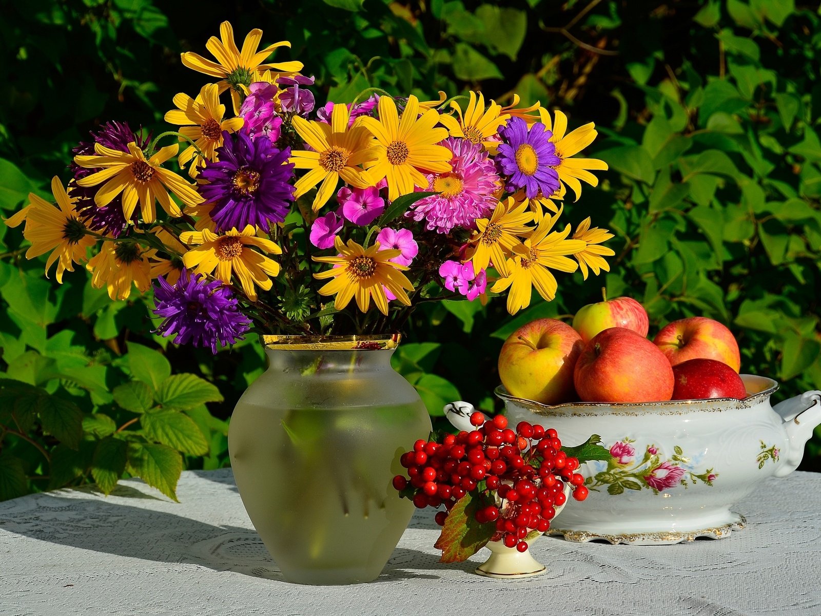 Обои яблоки, букет, калина, рудбекия, астры, флоксы, apples, bouquet, kalina, rudbeckia, asters, phlox разрешение 2400x1590 Загрузить