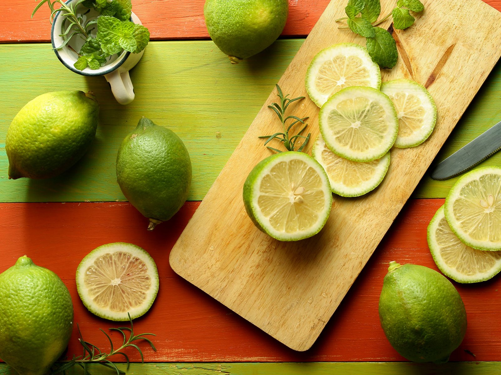 Обои мята, зелёный, фрукт, лайм, цитрус, дольки, розмарин, mint, green, fruit, lime, citrus, slices, rosemary разрешение 2048x1365 Загрузить