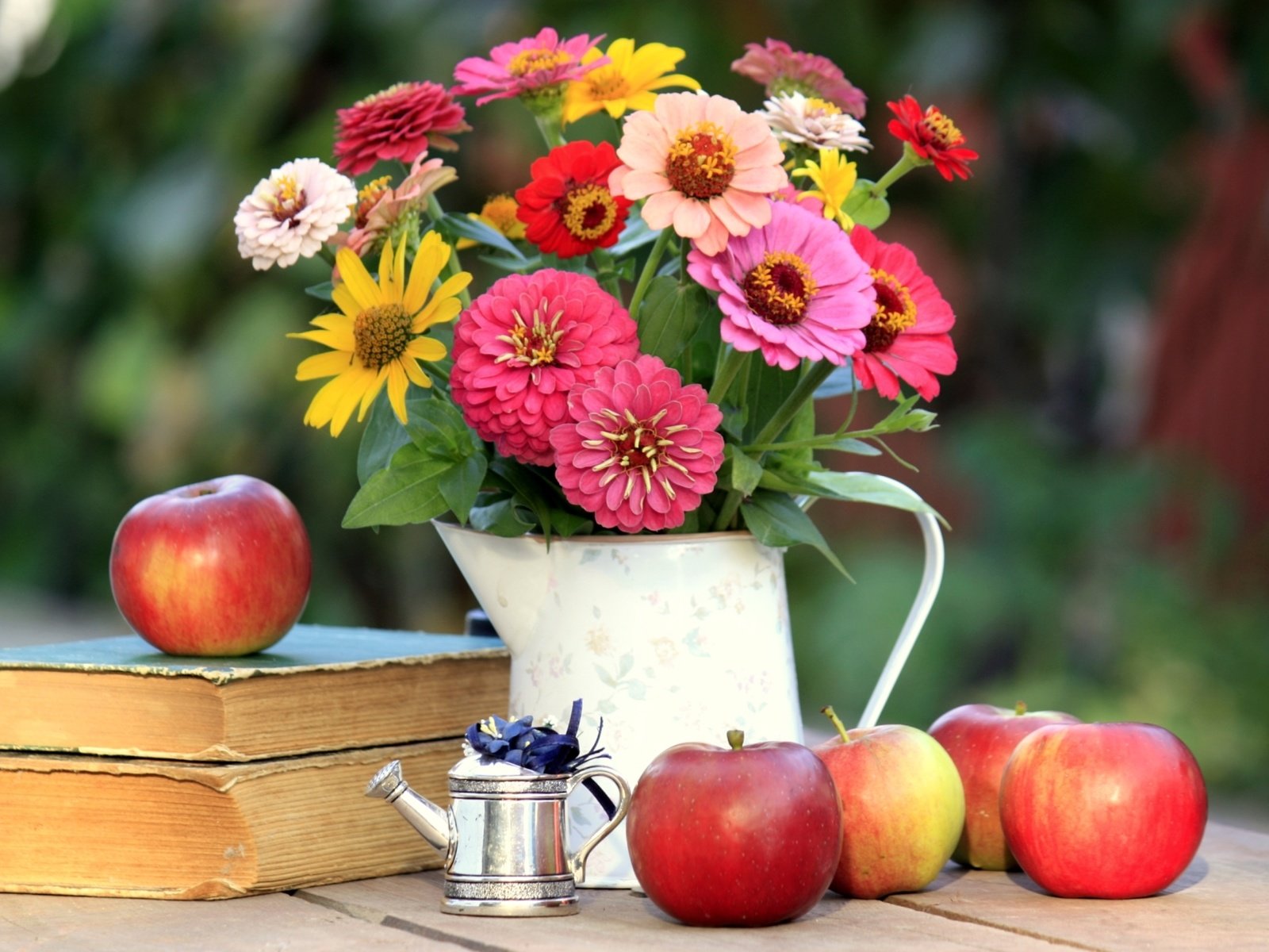 Обои яблоки, книги, букет, цинния, apples, books, bouquet, zinnia разрешение 1920x1280 Загрузить