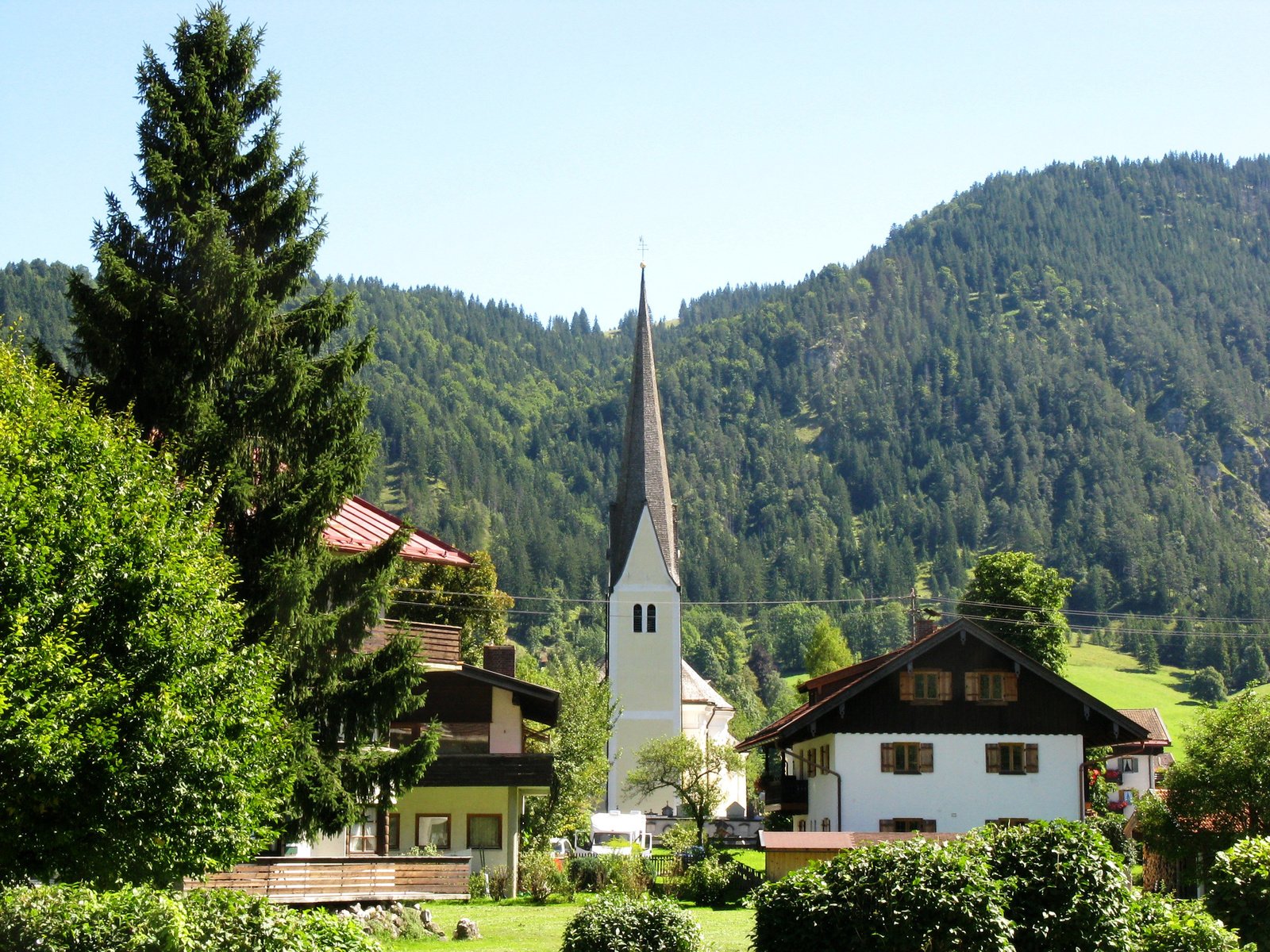 Обои деревья, бавария, горы, bayrischzell, лес, дома, городок, церковь, германия, альпы, trees, bayern, mountains, forest, home, town, church, germany, alps разрешение 2048x1536 Загрузить