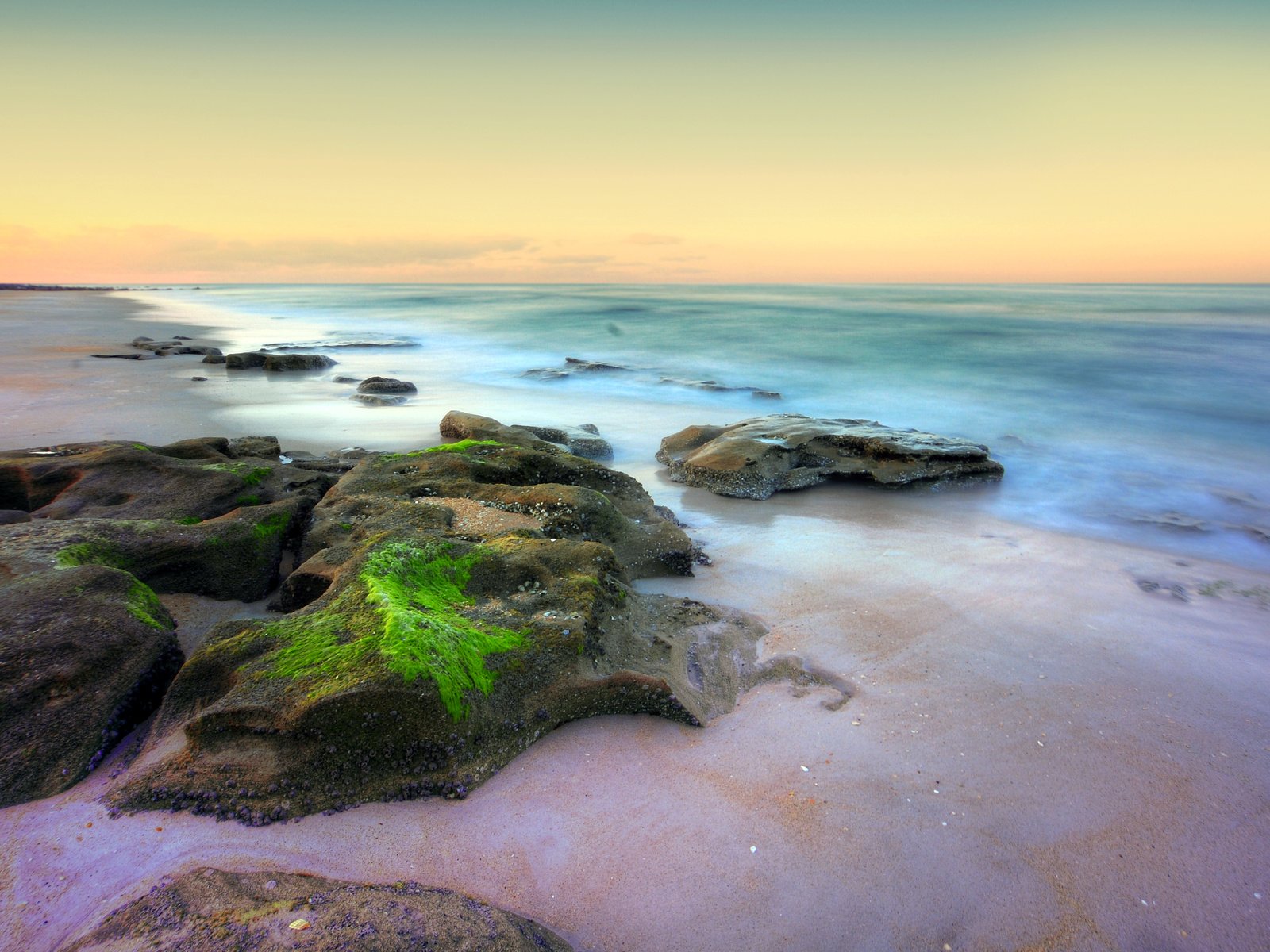 Обои камни, море, мох, прибой, stones, sea, moss, surf разрешение 4134x2579 Загрузить