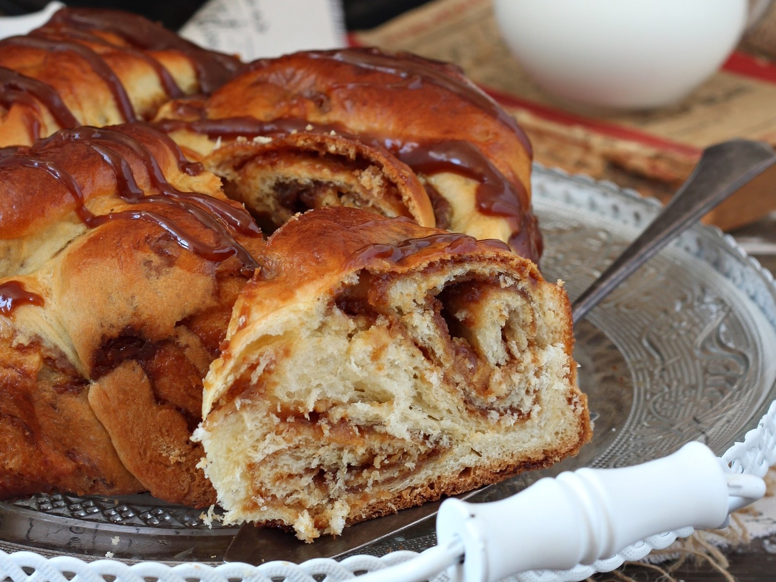 Сдобные пироги с ореховой начинкой