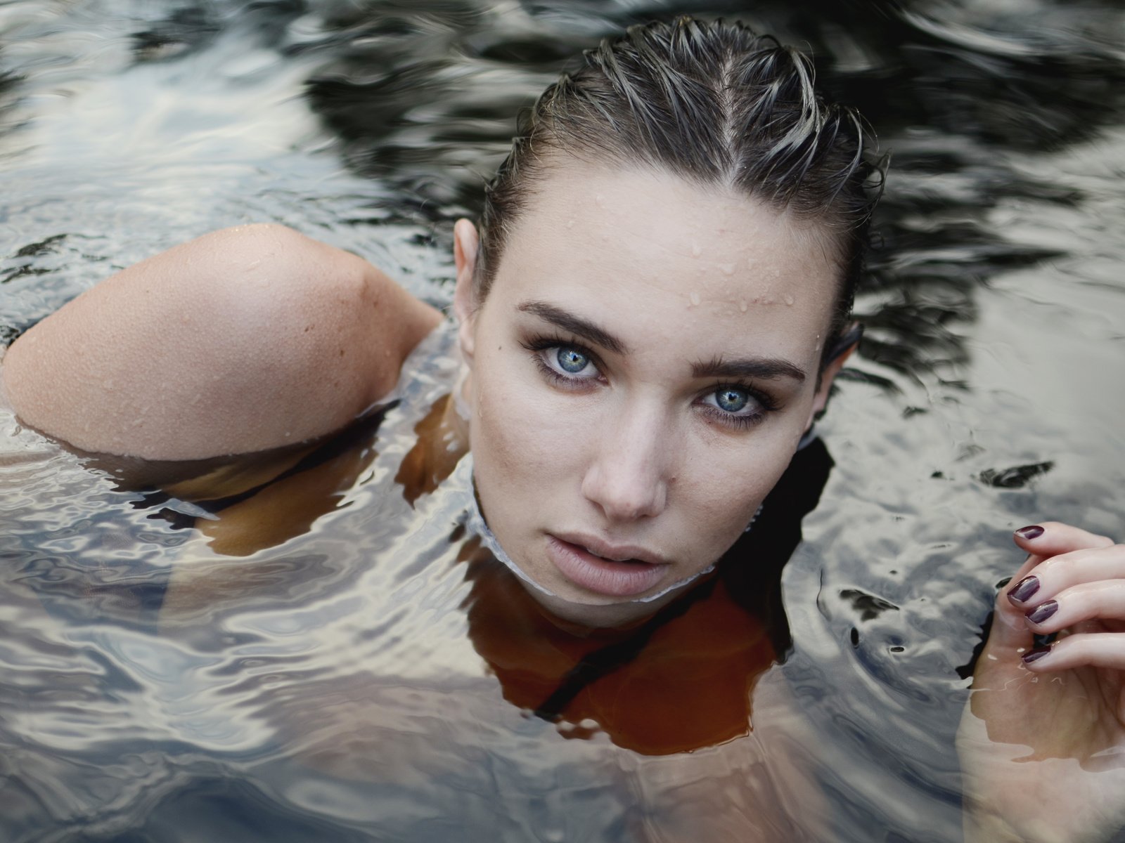 Обои глаза, вода, взгляд, модель, эмили дойл, eyes, water, look, model, emily doyle разрешение 4406x3078 Загрузить