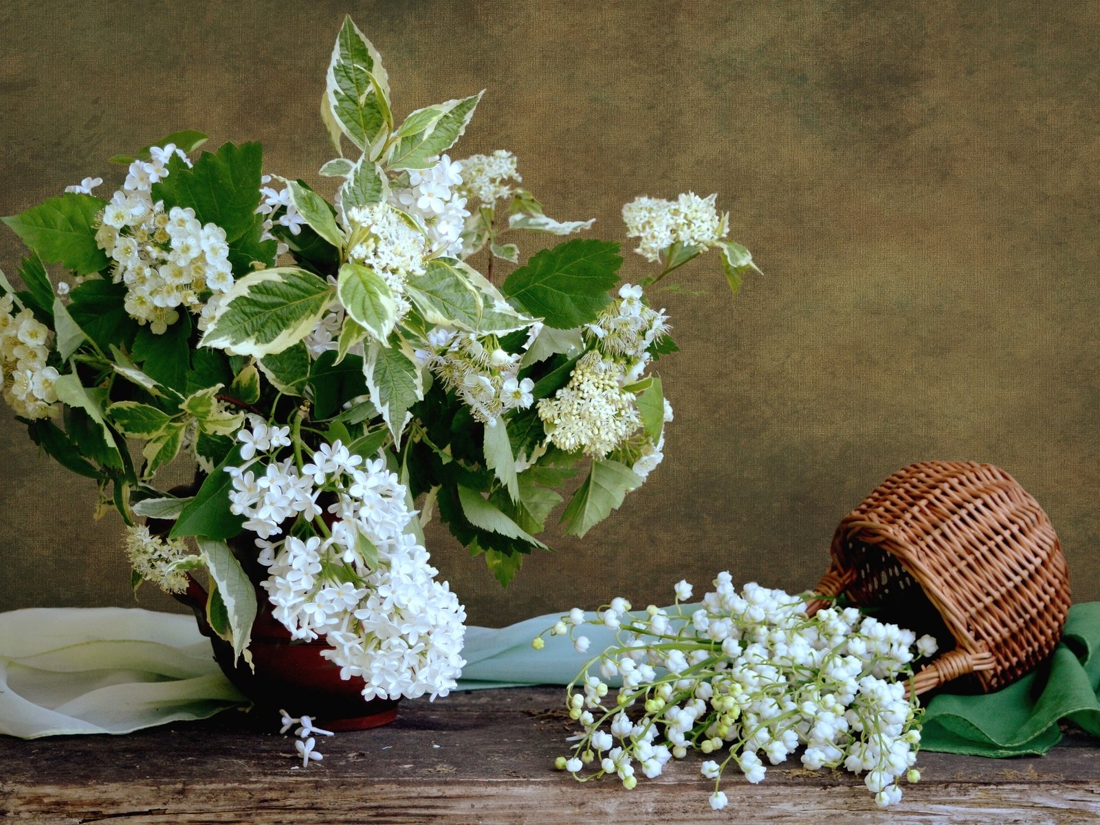 Обои белый, букет, корзина, сирень, ландыш, white, bouquet, basket, lilac, lily of the valley разрешение 2400x1664 Загрузить