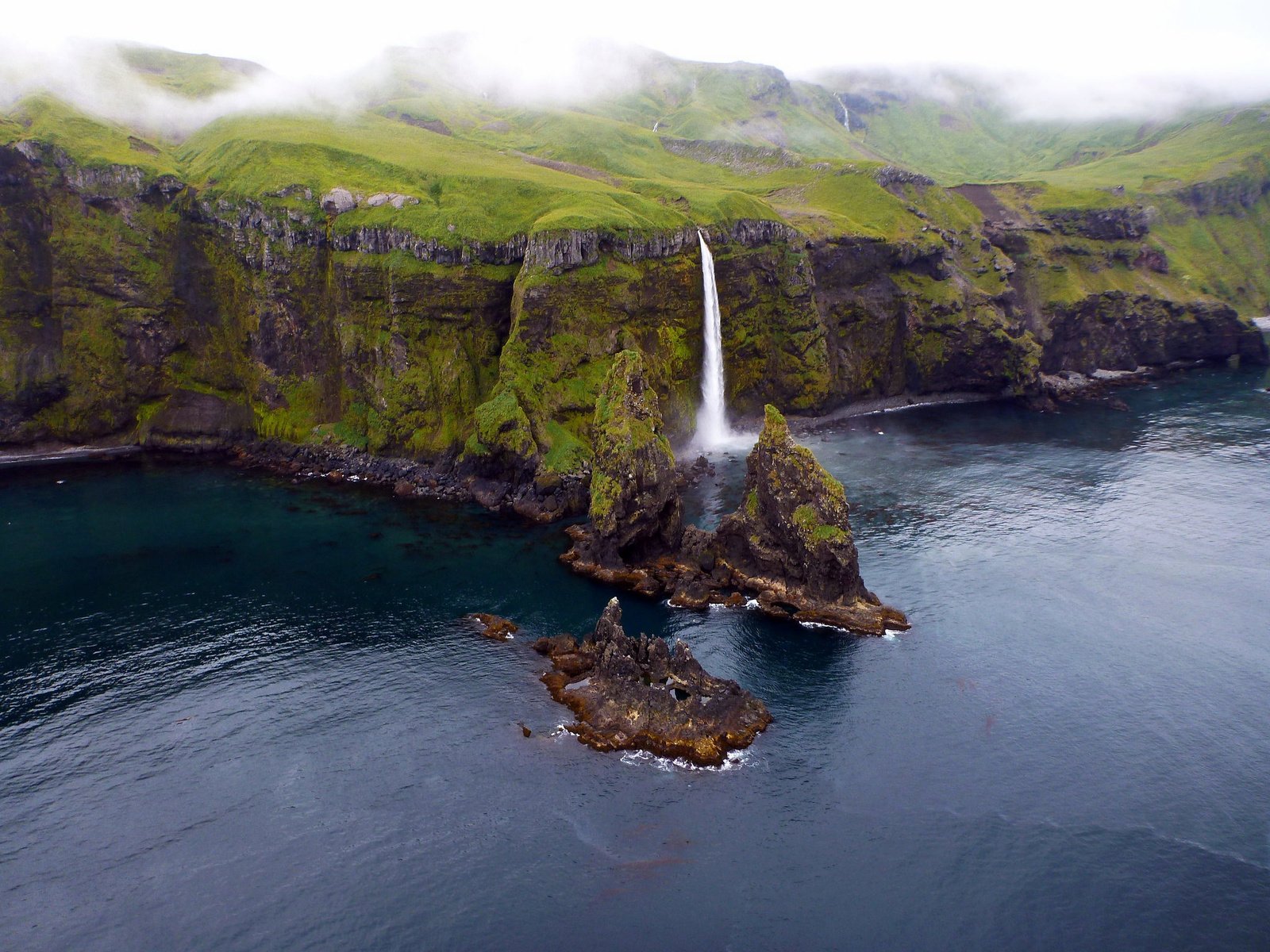 Обои река, водопад, остров, аляска, insula tanaga, statele unite ale americii, tanaga, river, waterfall, island, alaska разрешение 2048x1536 Загрузить