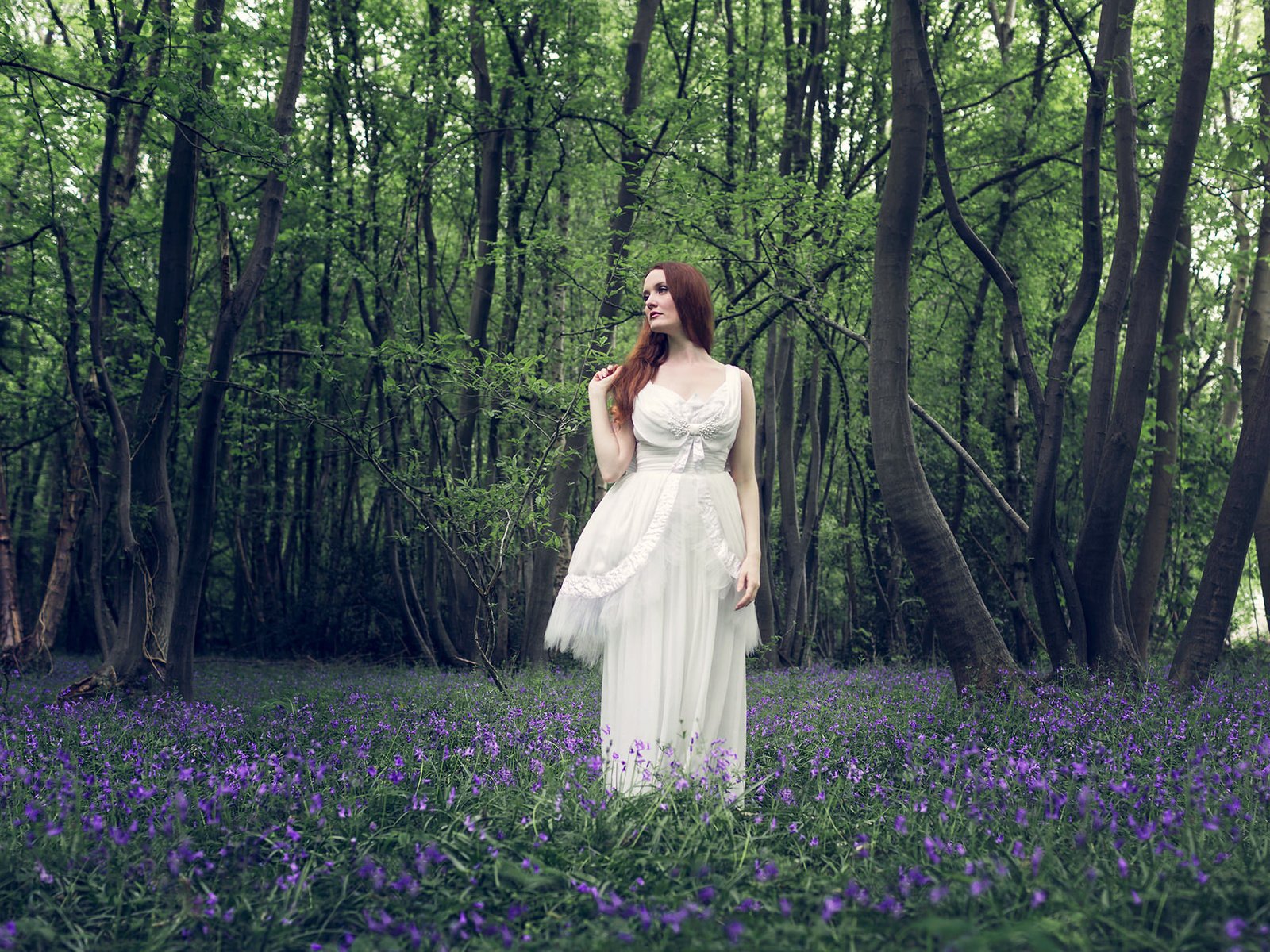 Обои цветы, лес, волосы, женщина, белое платье, flowers, forest, hair, woman, white dress разрешение 1943x1365 Загрузить