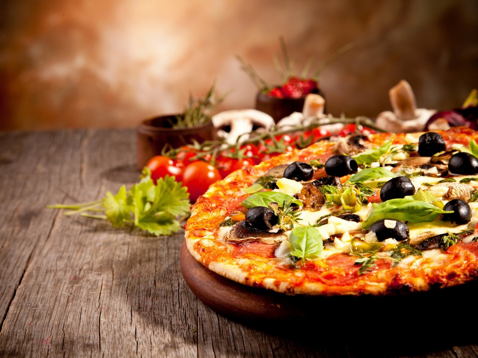 Обои грибы, сыр, помидоры, оливки, пицца, брынза, помидорами, быстрое питание, боровики, mushrooms, cheese, tomatoes, olives, pizza, fast food разрешение 2880x1920 Загрузить