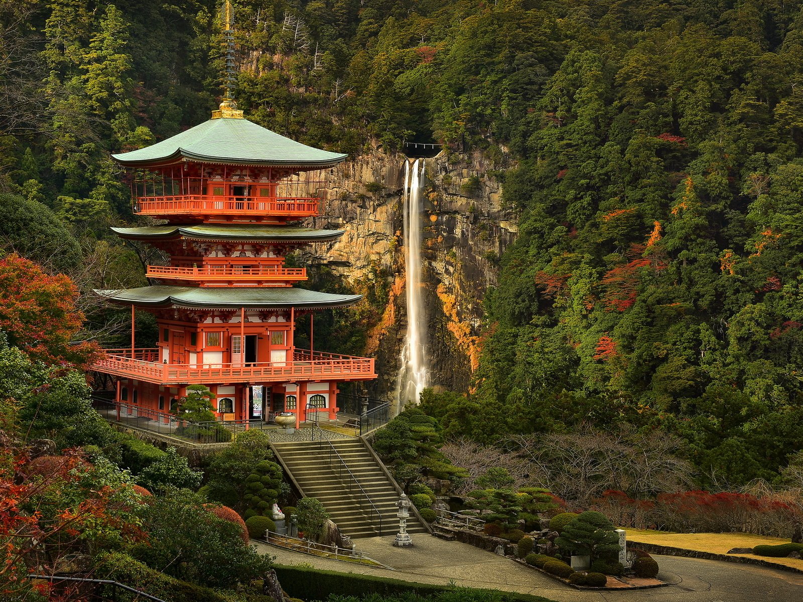 Обои горы, парк, водопад, осень, пагода, япония, здание, ступени, mountains, park, waterfall, autumn, pagoda, japan, the building, stage разрешение 2400x1350 Загрузить