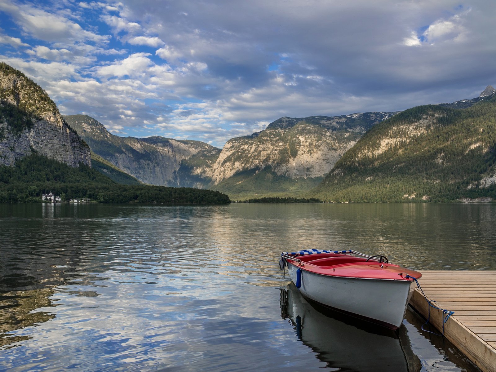 Обои облака, лодка, озеро, hallstatt lake, горы, скалы, берег, лес, австрия, причал, clouds, boat, lake, mountains, rocks, shore, forest, austria, pier разрешение 3555x2000 Загрузить